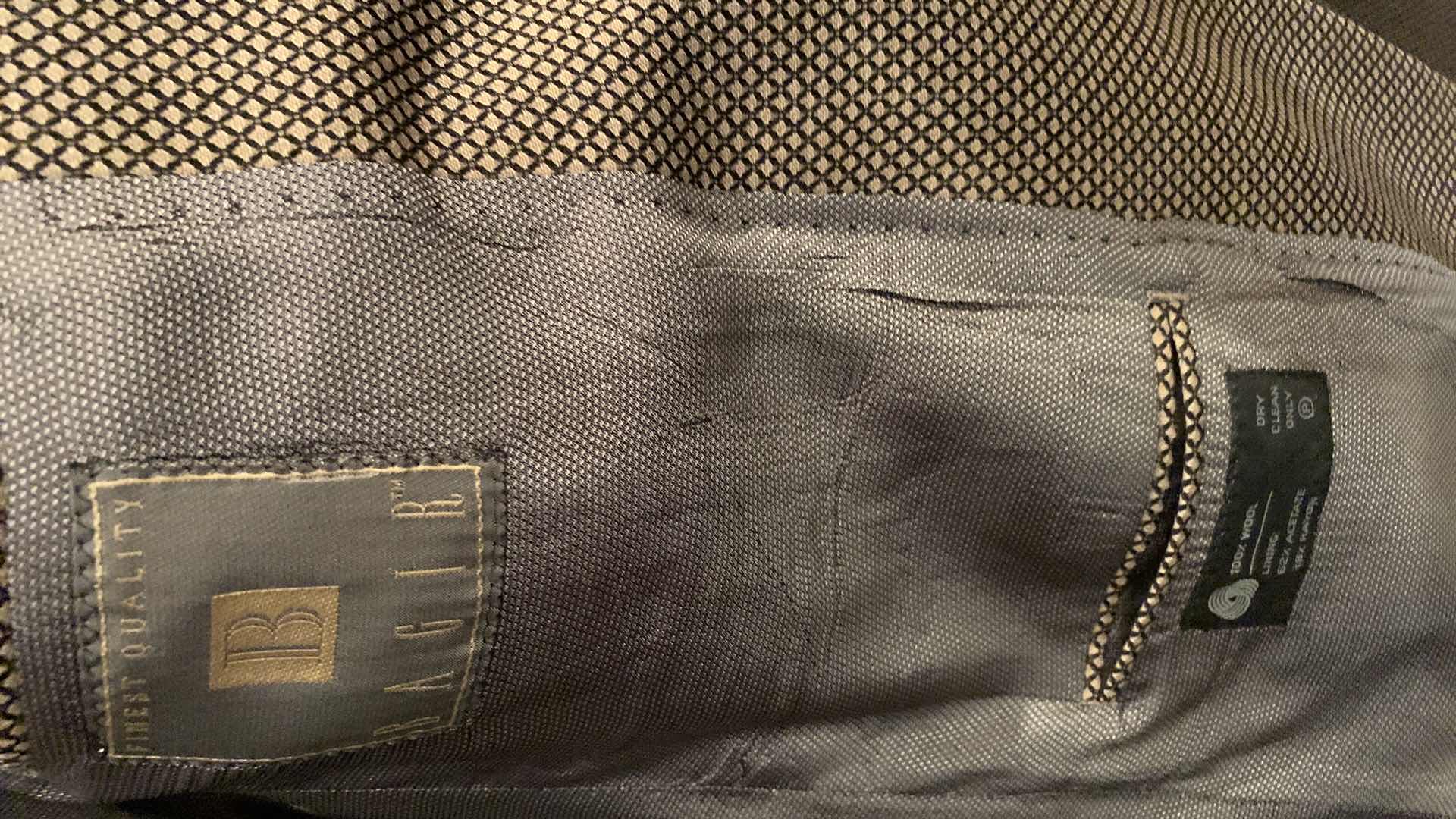 Photo 1 of 4- MENS SPORTS JACKETS SIZE XL