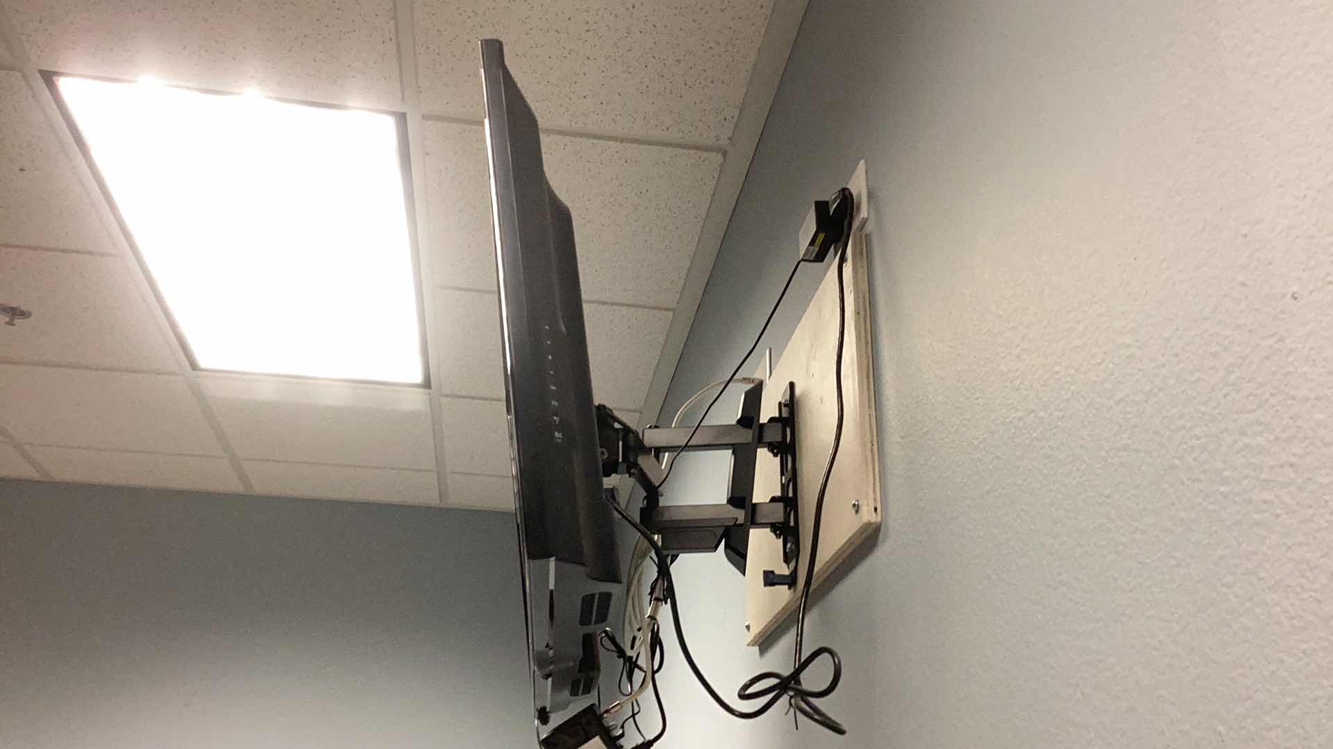 Photo 1 of LG TV MODEL 39LN5300