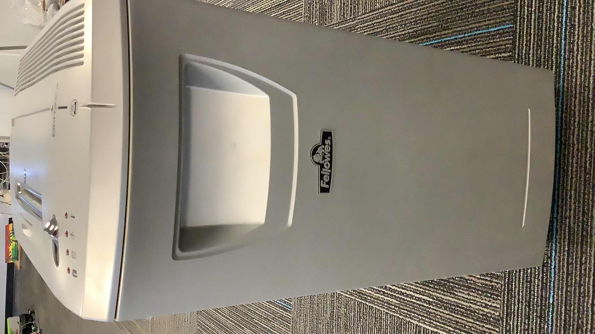 Photo 1 of FELLOWES DM17Cs