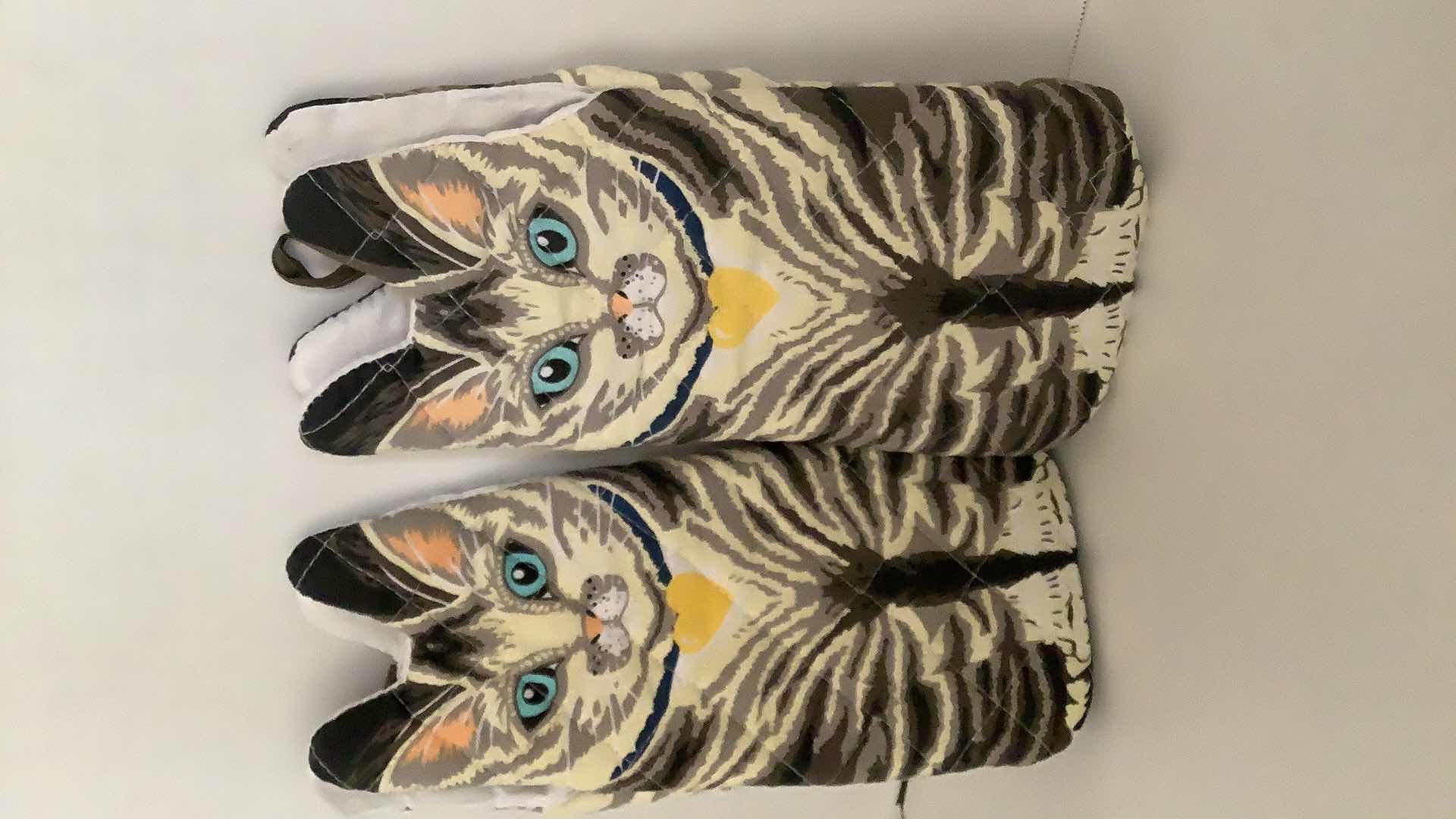 Photo 2 of CAT DESIGN SERVICE BOWL AND OVEN GLOVES