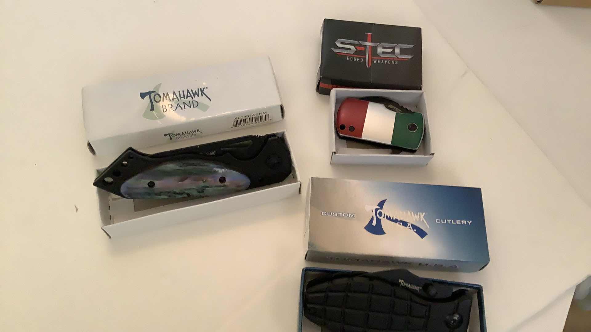 Photo 1 of 3 PCS ASSORTED POCKET KNIVES