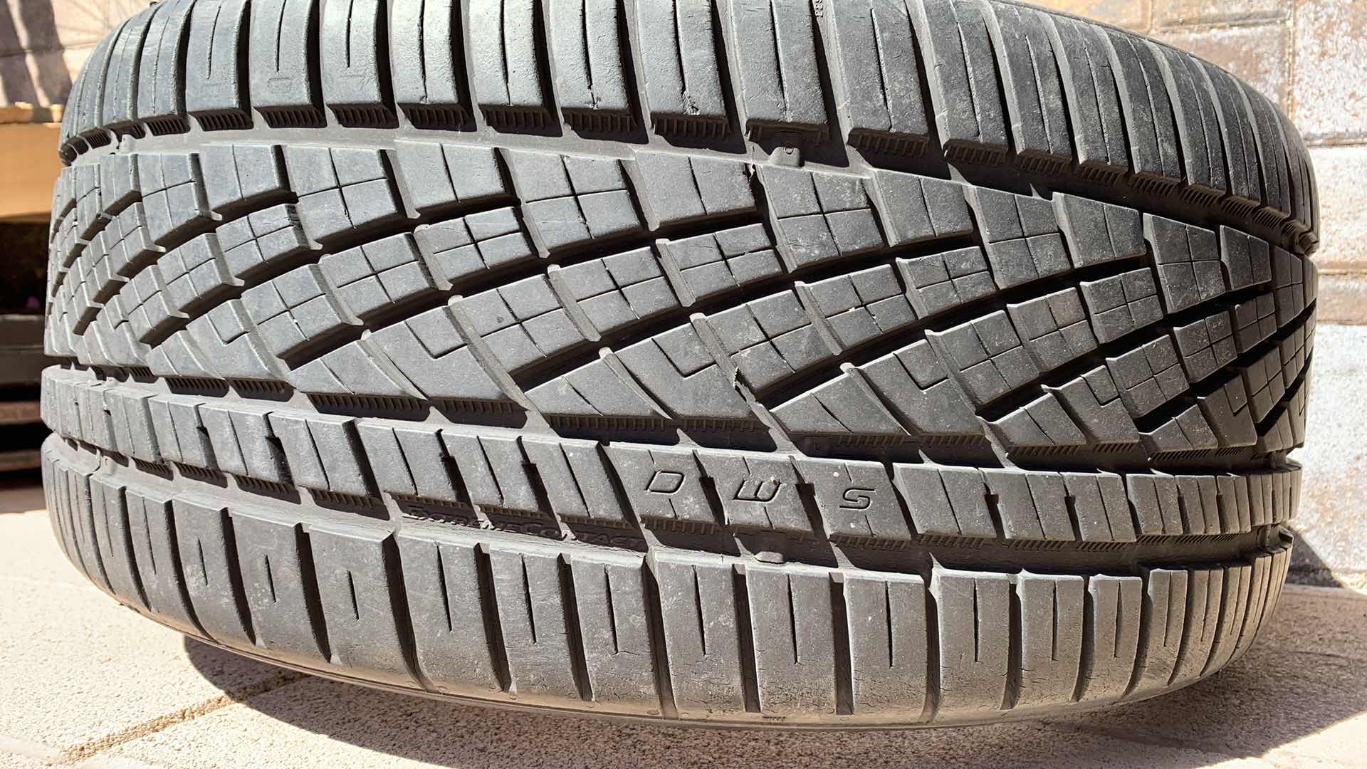 Photo 1 of CONTINENTAL CONTACT DWS 06 245/35 ZR 20