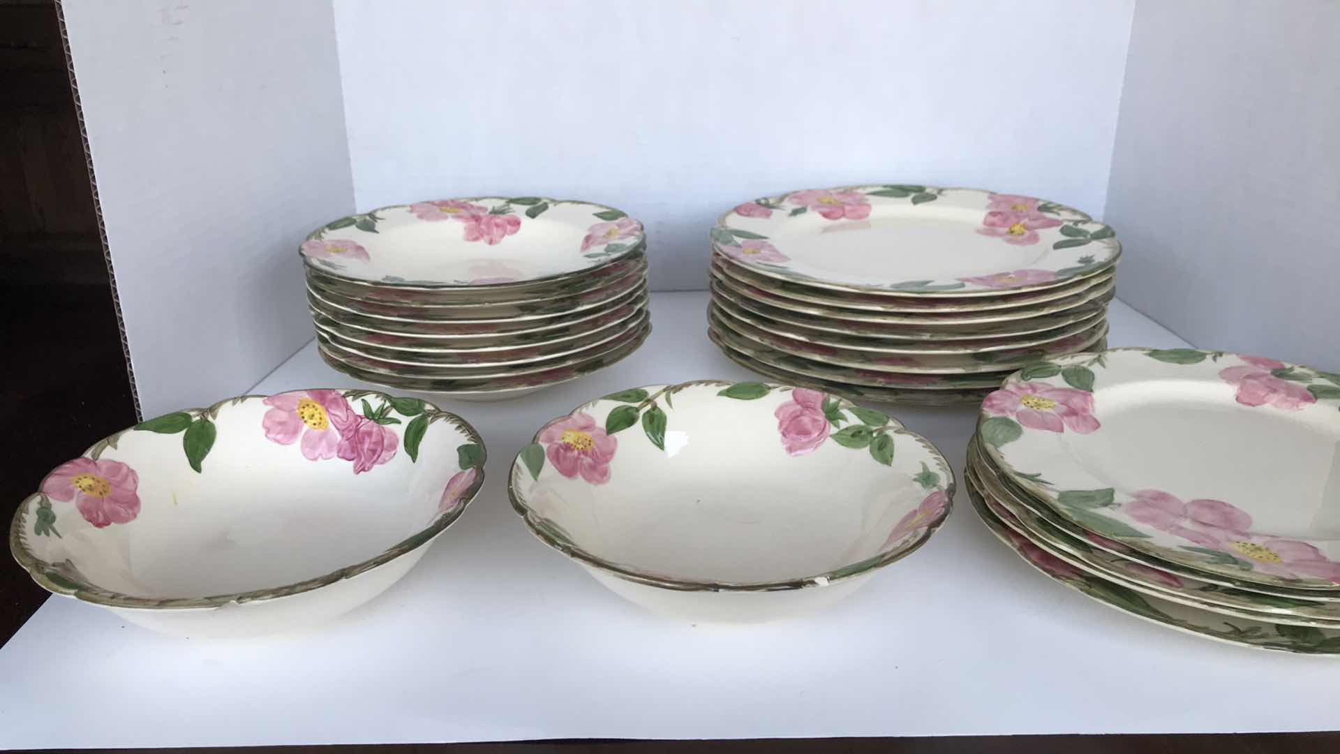 Photo 1 of FRANCISCAN DESIGN, 8 DINNER PLATES, 5 SALAD PLATES, 8 SOUP BOWLS, AND 2 MEDIUM SERVING BOWLS