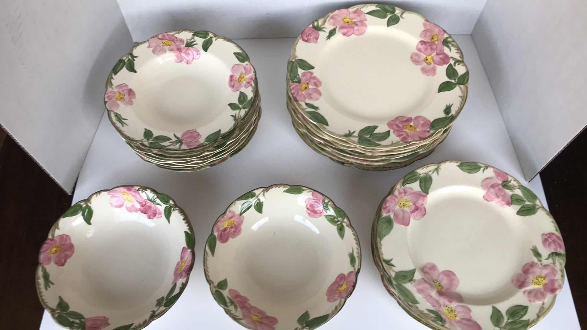 Photo 1 of FRANCISCAN DESIGN, 8 DINNER PLATES, 5 SALAD PLATES, 8 SOUP BOWLS, AND 2 MEDIUM SERVING BOWLS