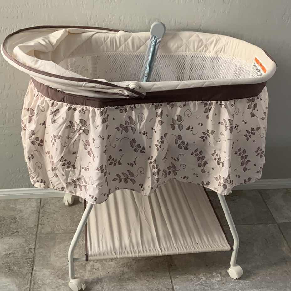 Photo 1 of BABY BASSINET WITH DELTA CHILDREN DEVICE
