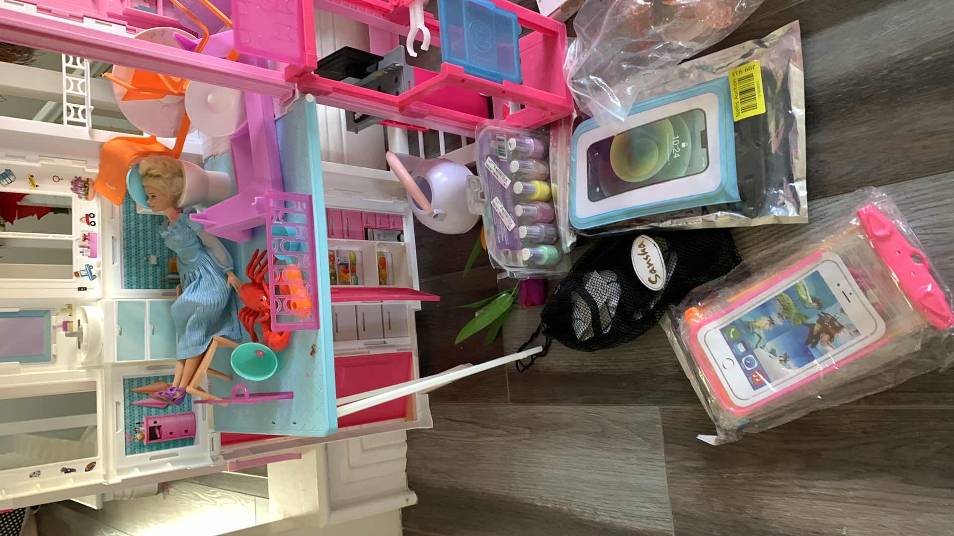 Photo 2 of DOLLHOUSE AND TOYS