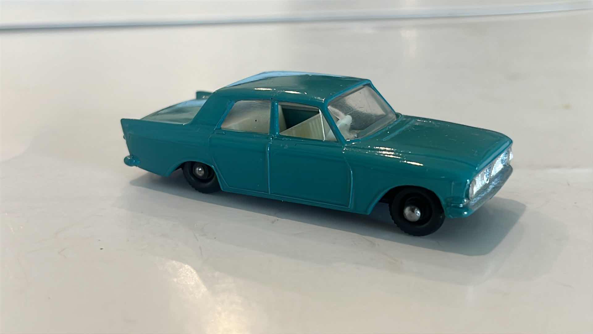 Photo 2 of  VINTAGE MATCHBOX SERIES NO. 33 FORD ZEPHYR MADE IN ENGLAND