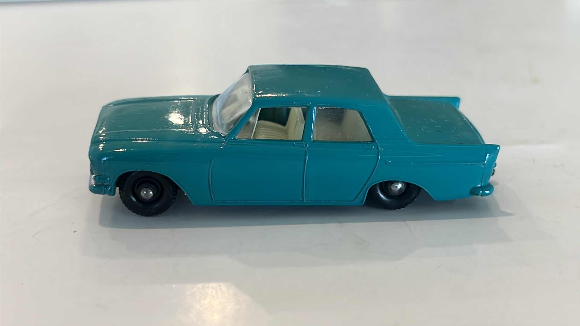 Photo 1 of  VINTAGE MATCHBOX SERIES NO. 33 FORD ZEPHYR MADE IN ENGLAND