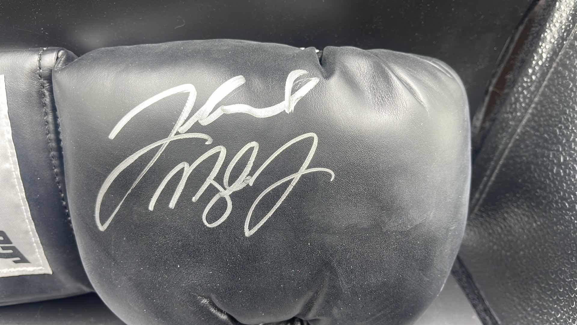 Photo 1 of FLOYD MAYWEATHER JR AUTOGRAPHED BOXING GLOVE