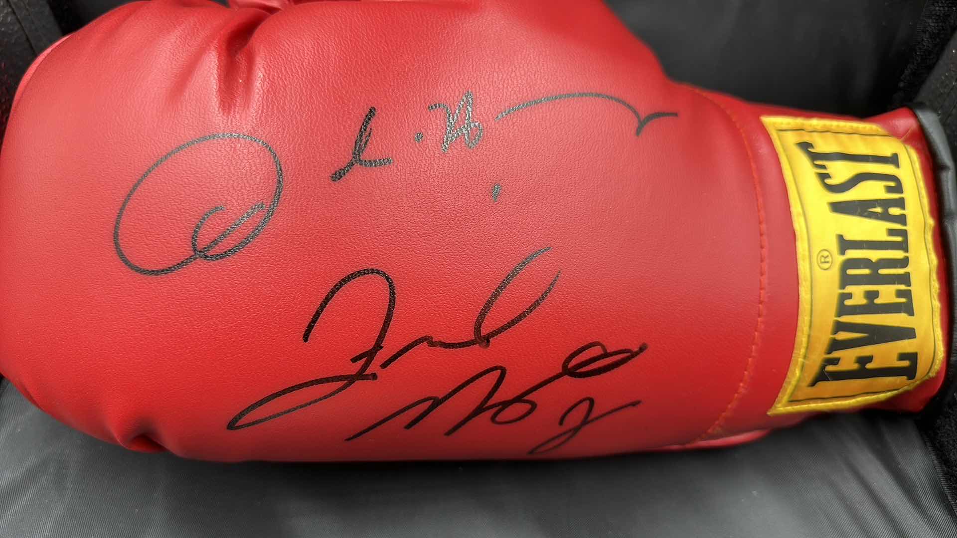 Photo 1 of FLOYD MAYWEATHER JR. & OSCAR DE LA HOYA AUTOGRAPHED EVERLAST BOXING GLOVE W COA