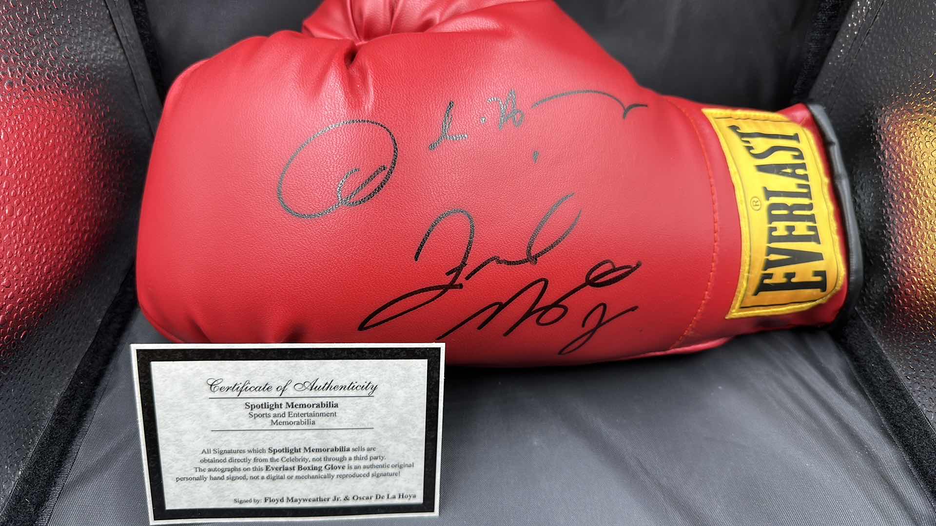 Photo 1 of FLOYD MAYWEATHER JR. & OSCAR DE LA HOYA AUTOGRAPHED EVERLAST BOXING GLOVE W COA