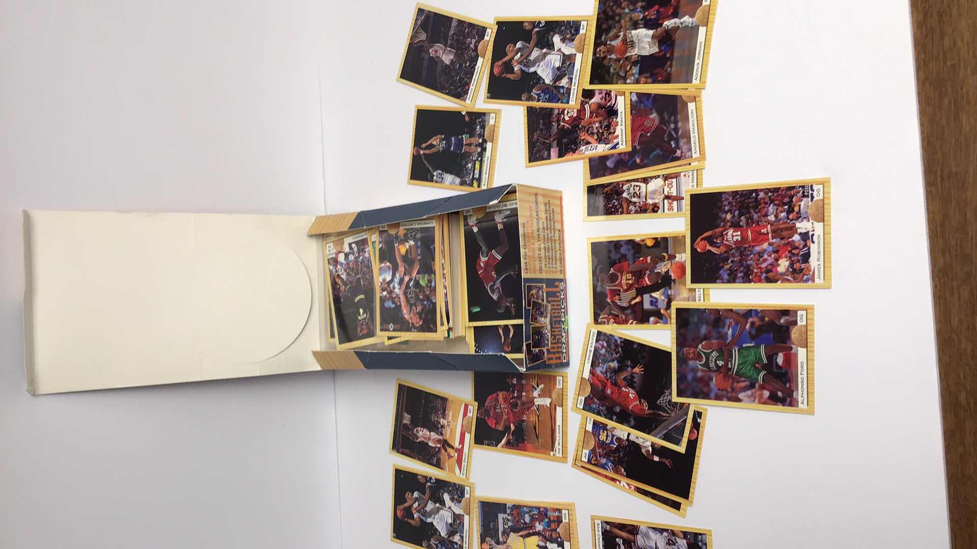 Photo 1 of $150 LOT OF APPROX 300 MISC BASKETBALL, BASEBALL, NFL CARDS W BASKETBALL DRAFT PICKS BOX (SCORE, TOPPS, CLASSIC)*