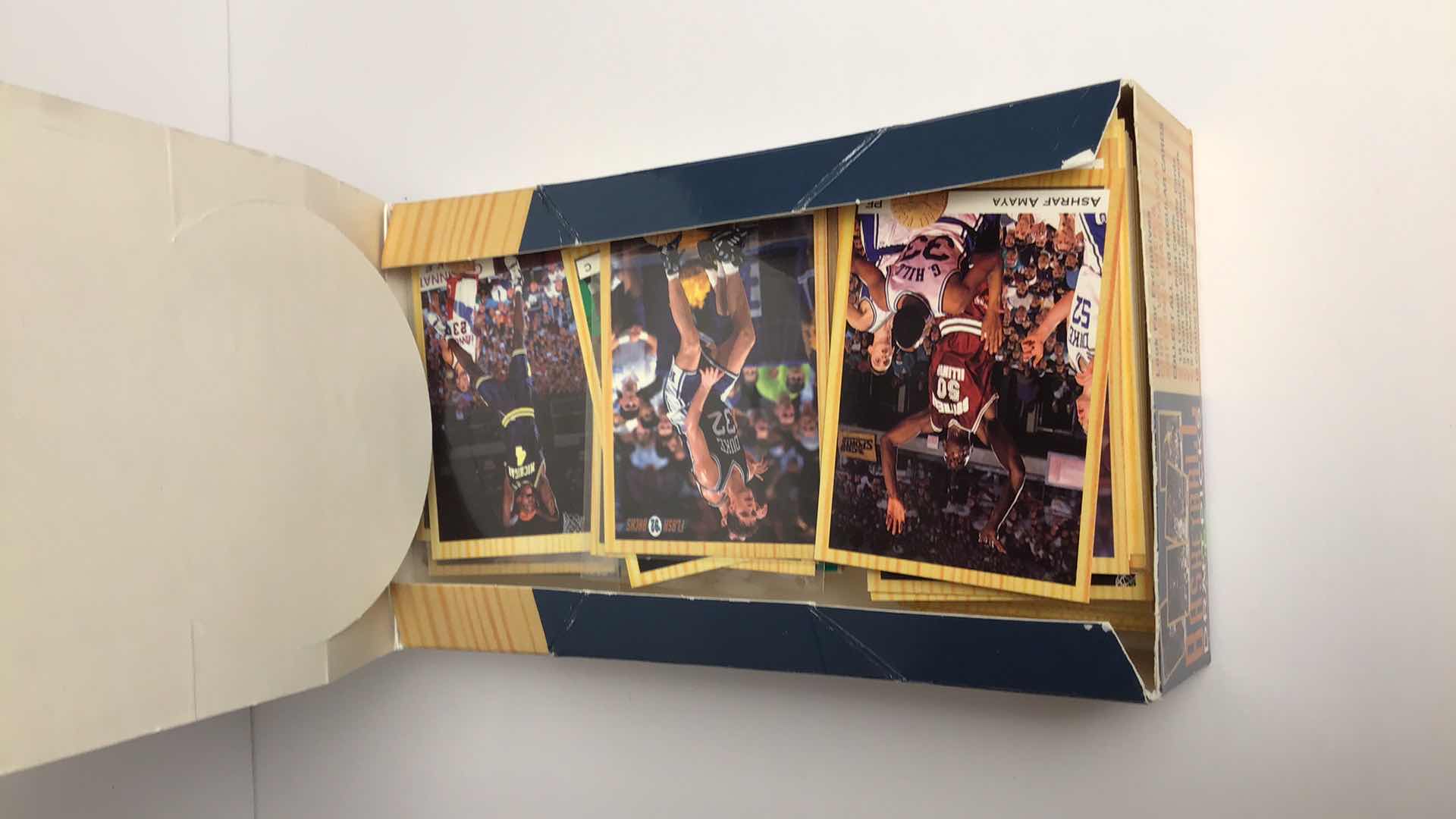 Photo 1 of $150 LOT OF APPROX 300 MISC BASKETBALL, BASEBALL, NFL CARDS W BASKETBALL DRAFT PICKS BOX (SCORE, TOPPS, CLASSIC)*