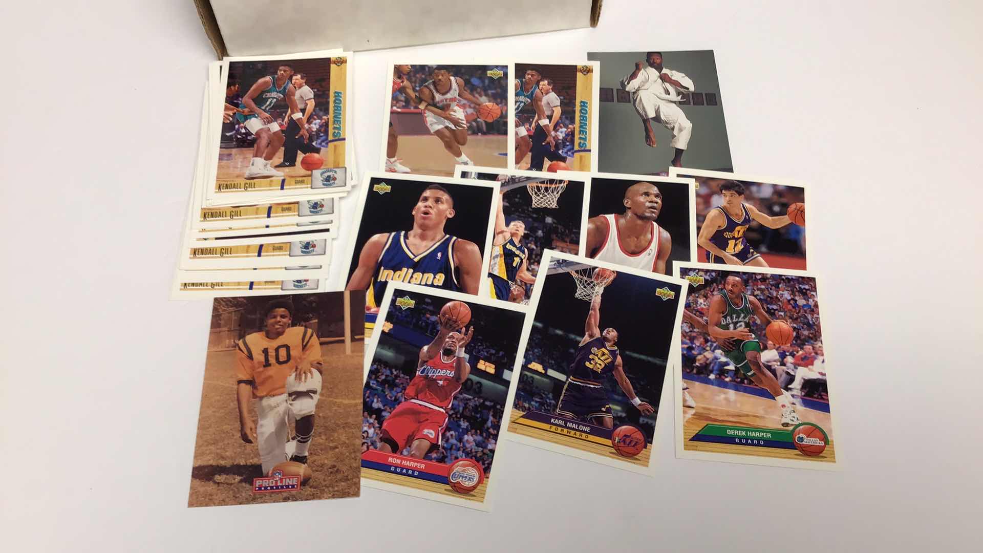 Photo 1 of $100 LOT OF APPROX 400 NFL & NBA 1990S TRADING CARDS (TOPPS, FLEER, UPPER DECKS, NBA HOOPS)*
