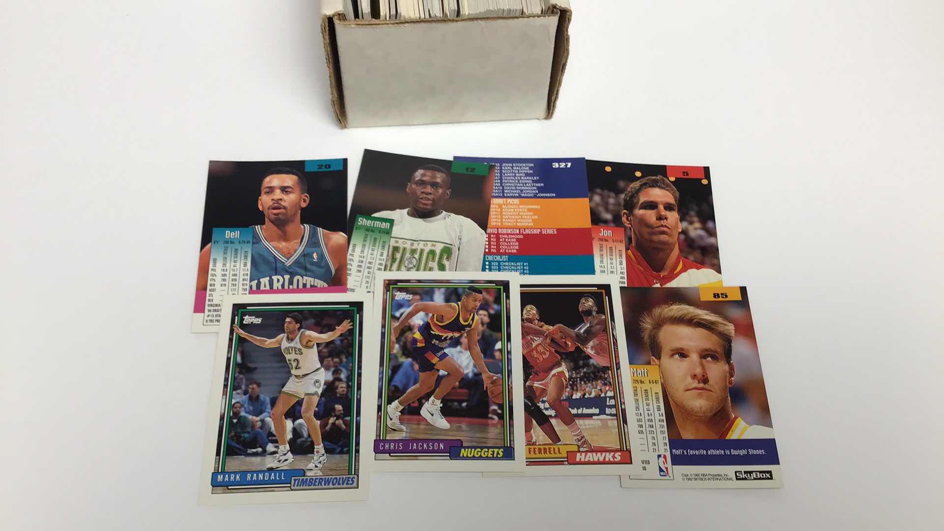 Photo 1 of $50 LOT OF APPROX 200 TOPPS & SKYBOX NBA CARDS 1990S*