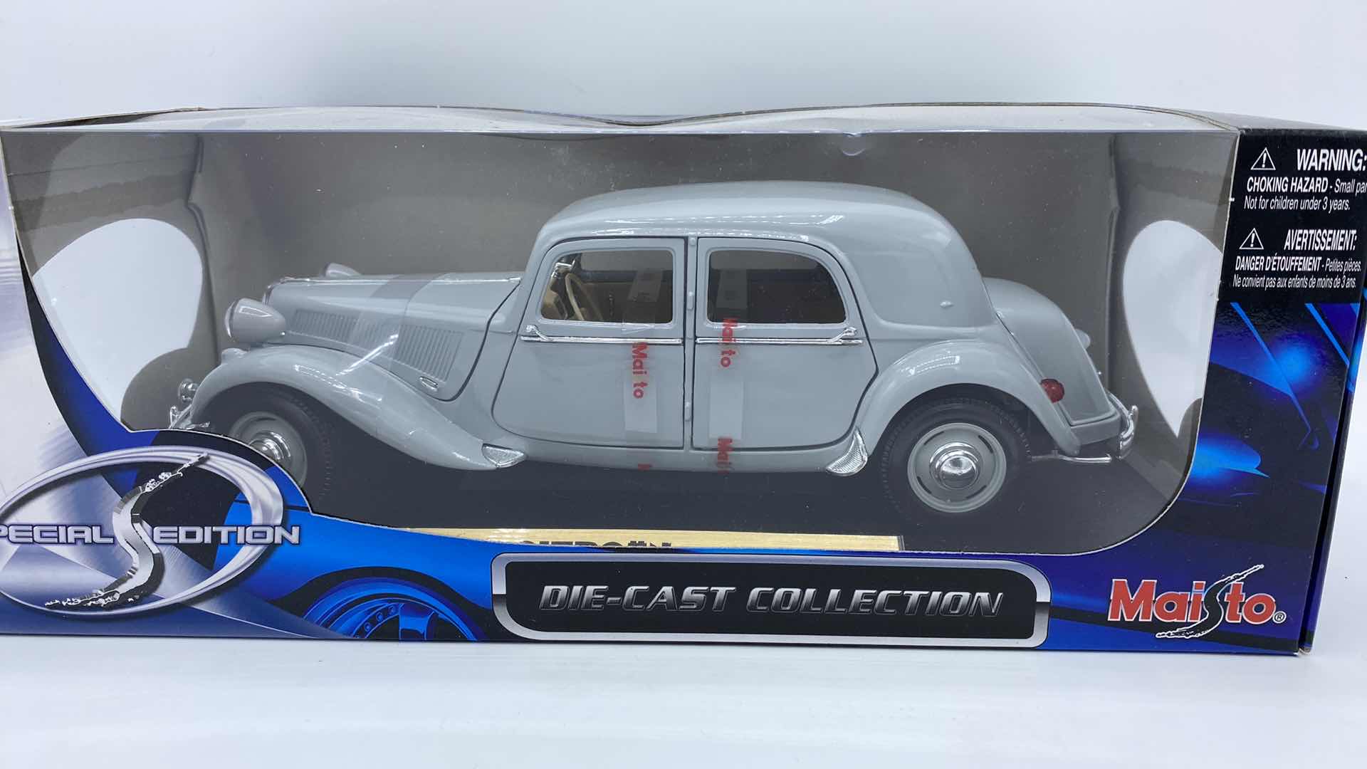 Photo 1 of PAIR OF MAISTO MODELS 1955 MERCEDES BENZ 300S & 1952 CITROEN SCALE 1:18