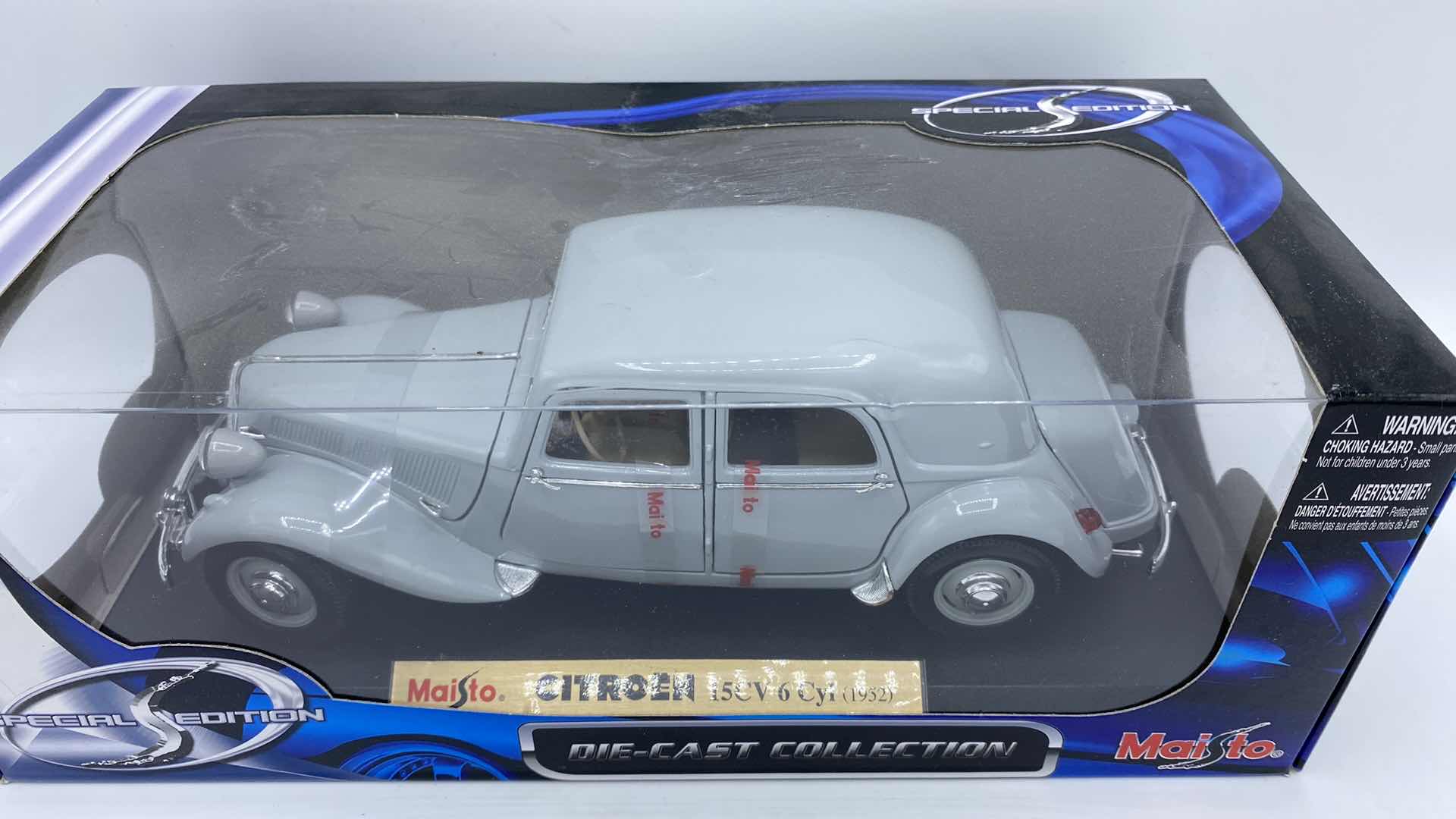 Photo 1 of PAIR OF MAISTO MODELS 1955 MERCEDES BENZ 300S & 1952 CITROEN SCALE 1:18