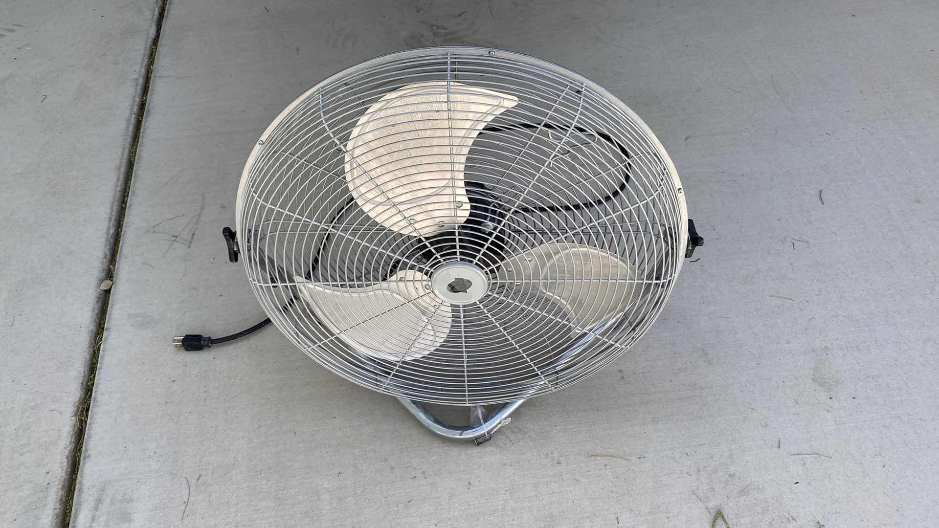 Photo 4 of FLOOR FAN 24”