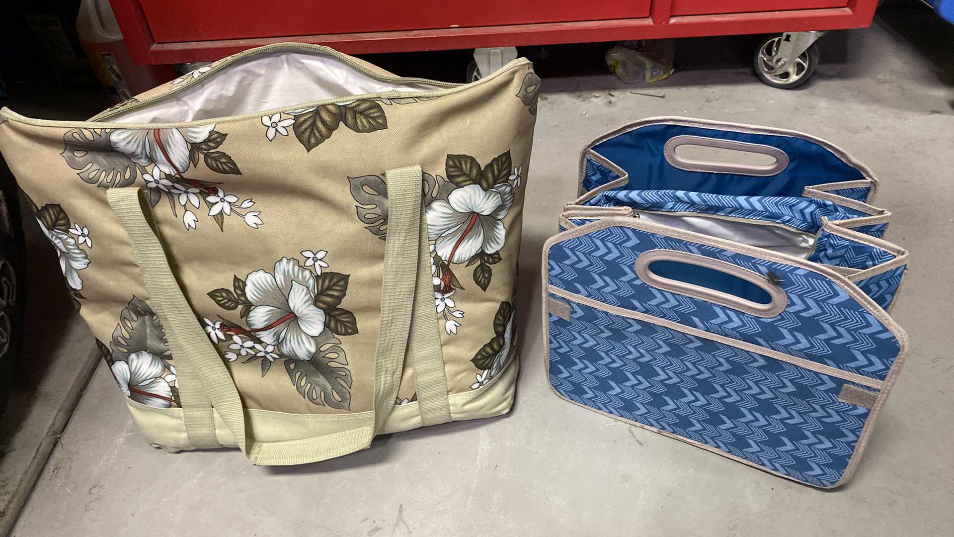 Photo 1 of 3 LARGE INSULATED BAGS AND 1 DIVIDED COLLAPSABLE BAG