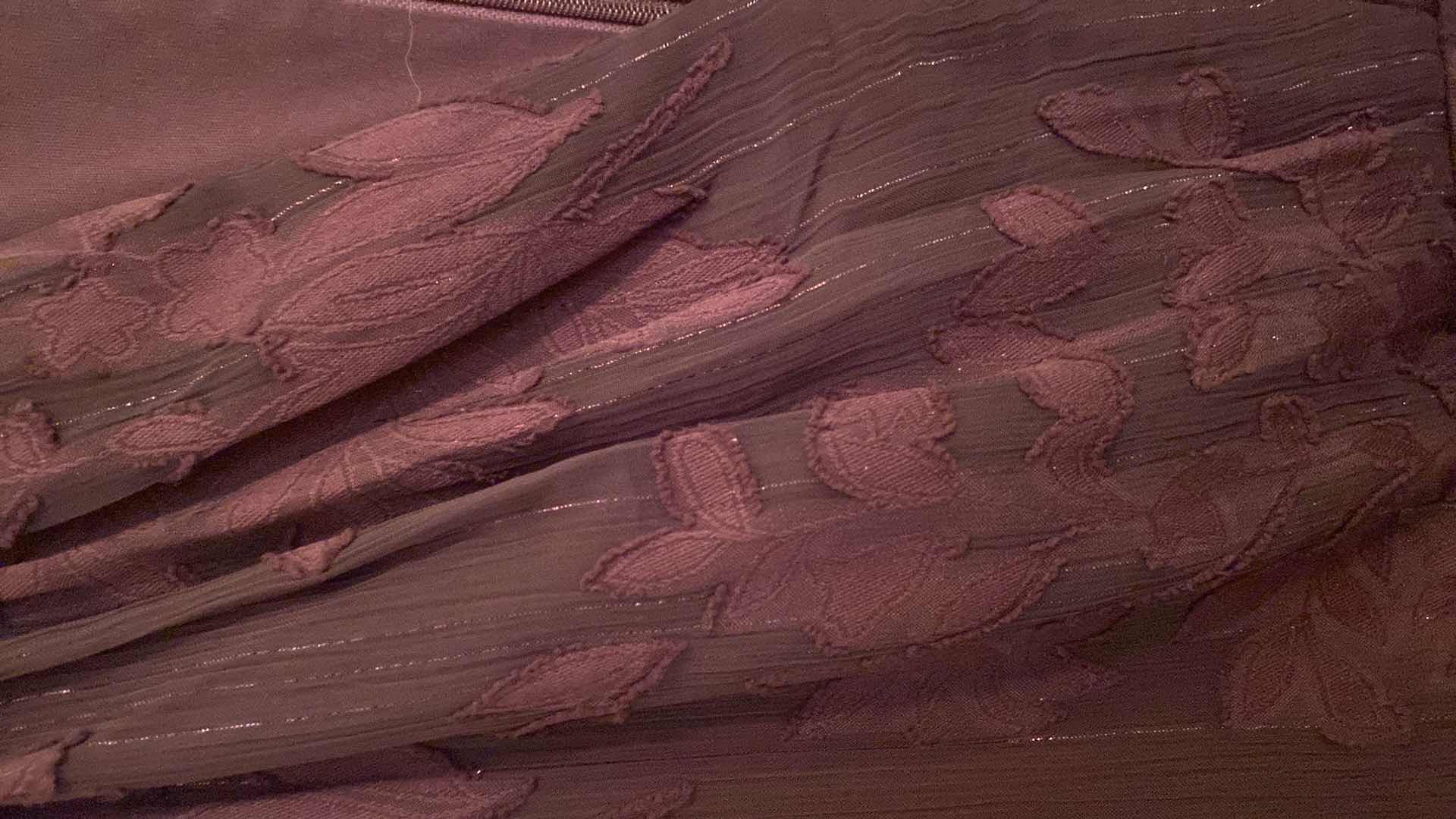 Photo 3 of WOMENS XSCAPE SIZE 10 PLUM COLOR MIDI DRESS (WORN 1 TIME)