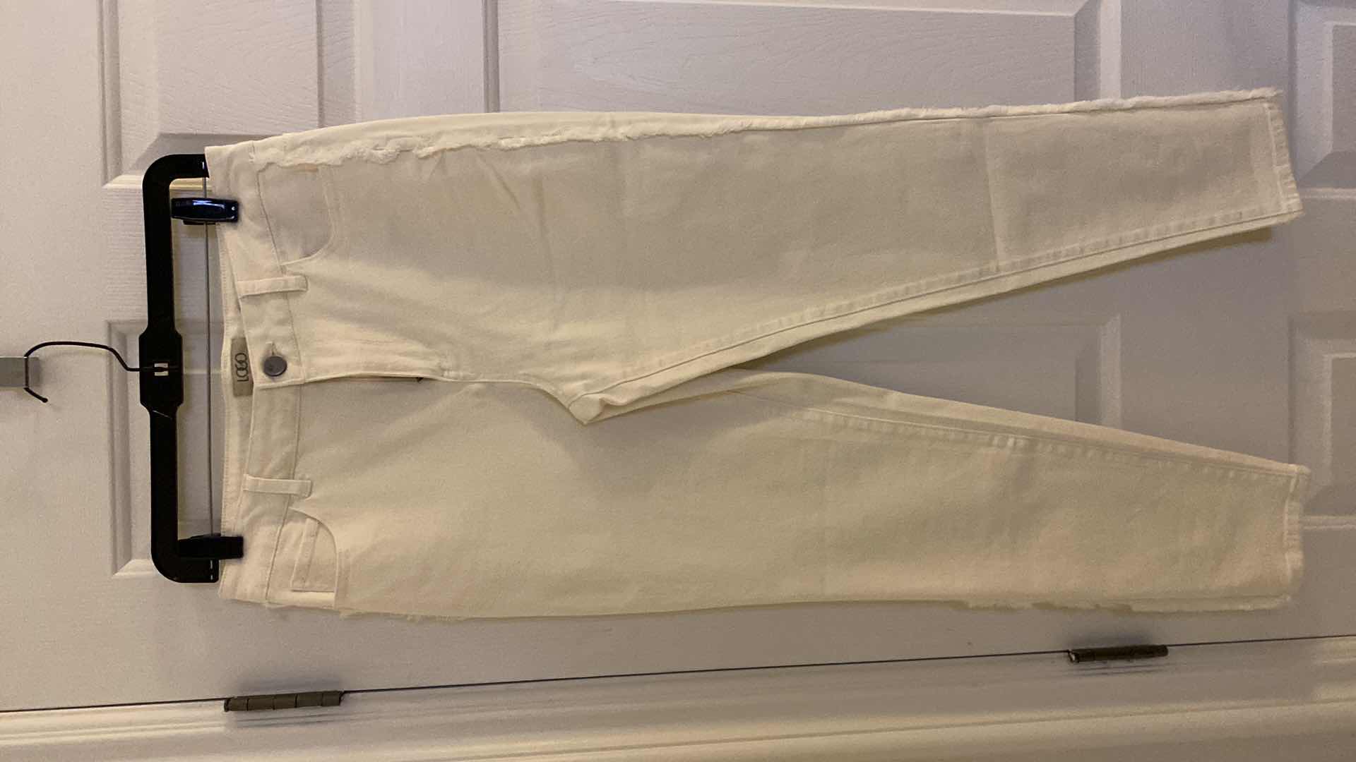 Photo 1 of WOMENS SIZE 8 NEW NO TAG LOGO BY  LORI GOLDSTEIN WHITE SKINNY FRAYED SEAM ANKLE JEANS