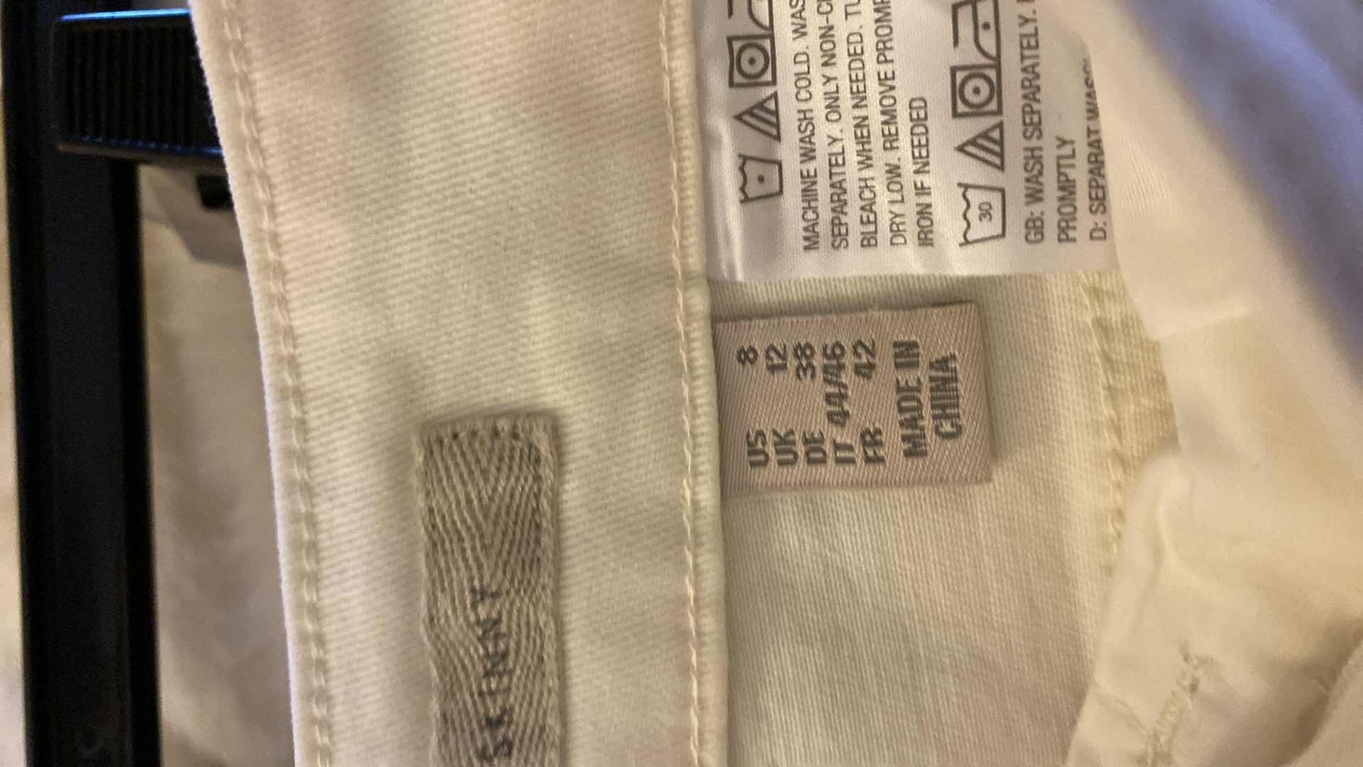 Photo 1 of WOMENS SIZE 8 NEW NO TAG LOGO BY  LORI GOLDSTEIN WHITE SKINNY FRAYED SEAM ANKLE JEANS