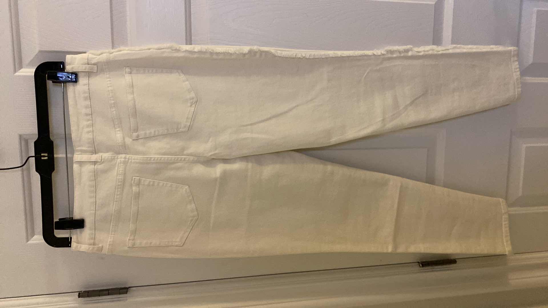 Photo 1 of WOMENS SIZE 8 NEW NO TAG LOGO BY  LORI GOLDSTEIN WHITE SKINNY FRAYED SEAM ANKLE JEANS