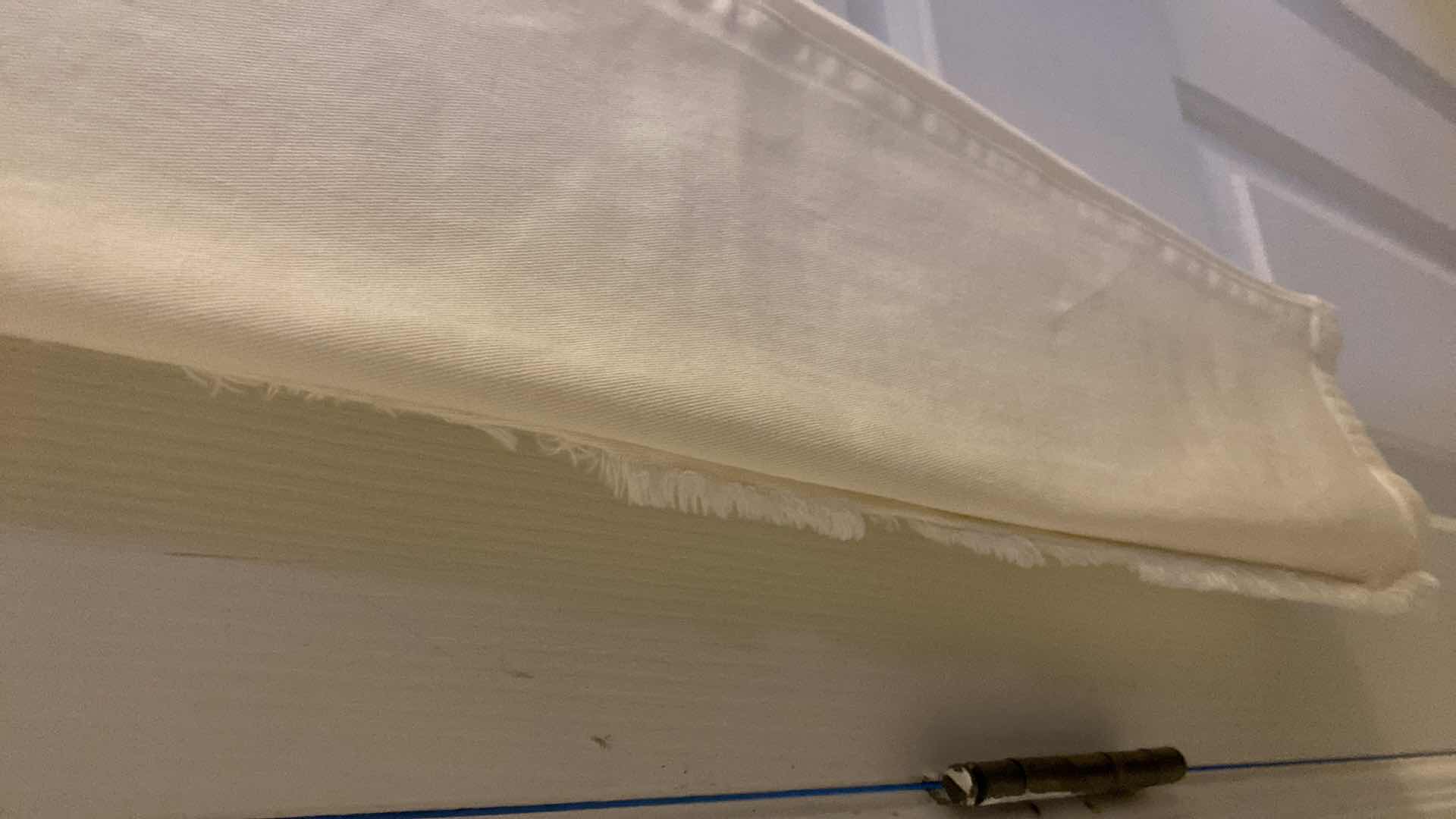 Photo 1 of WOMENS SIZE 8 NEW NO TAG LOGO BY  LORI GOLDSTEIN WHITE SKINNY FRAYED SEAM ANKLE JEANS