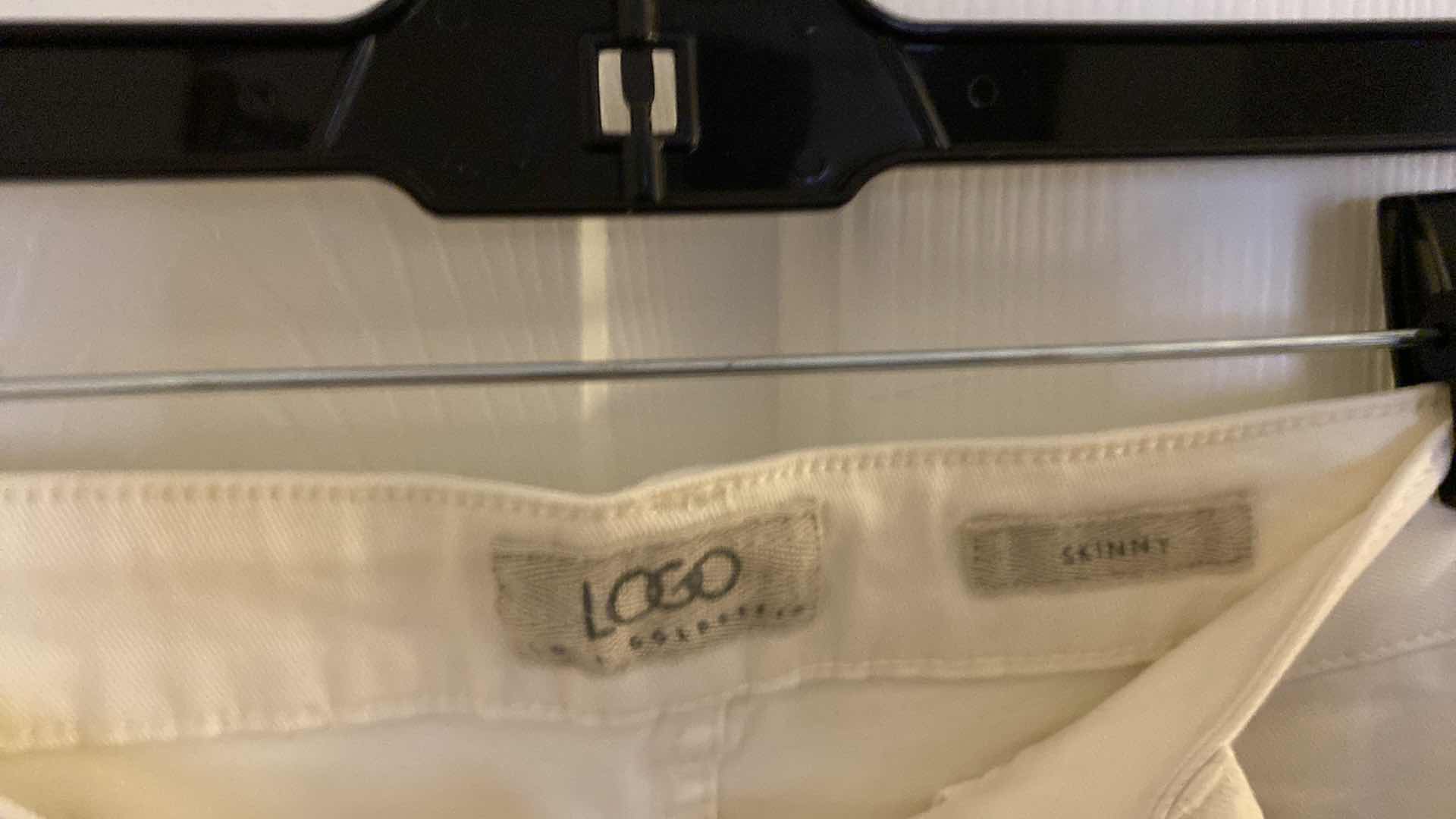 Photo 1 of WOMENS SIZE 8 NEW NO TAG LOGO BY  LORI GOLDSTEIN WHITE SKINNY FRAYED SEAM ANKLE JEANS