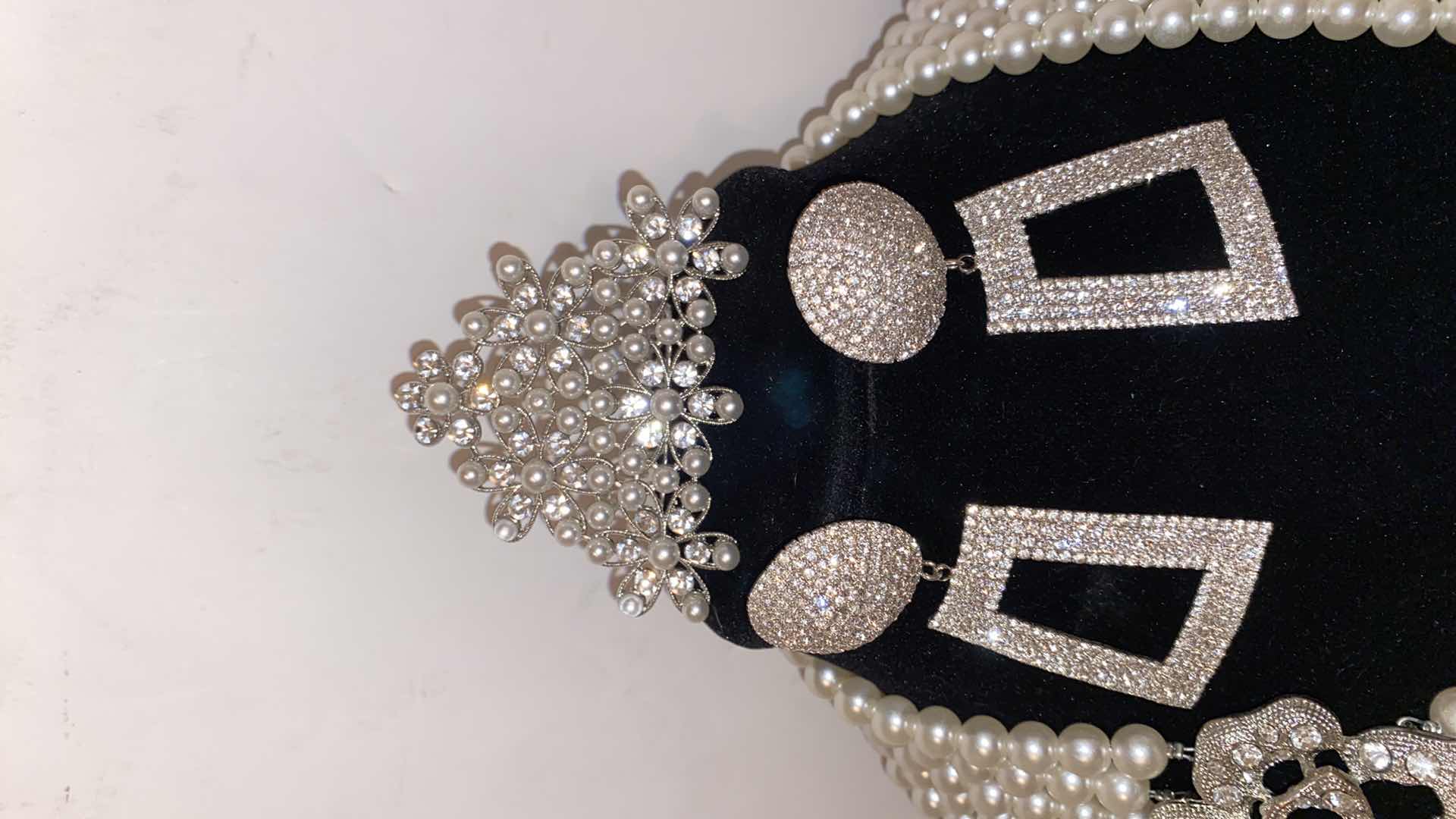 Photo 1 of COSTUME JEWELRY NECKLACE EARRINGS & HAIR COMB