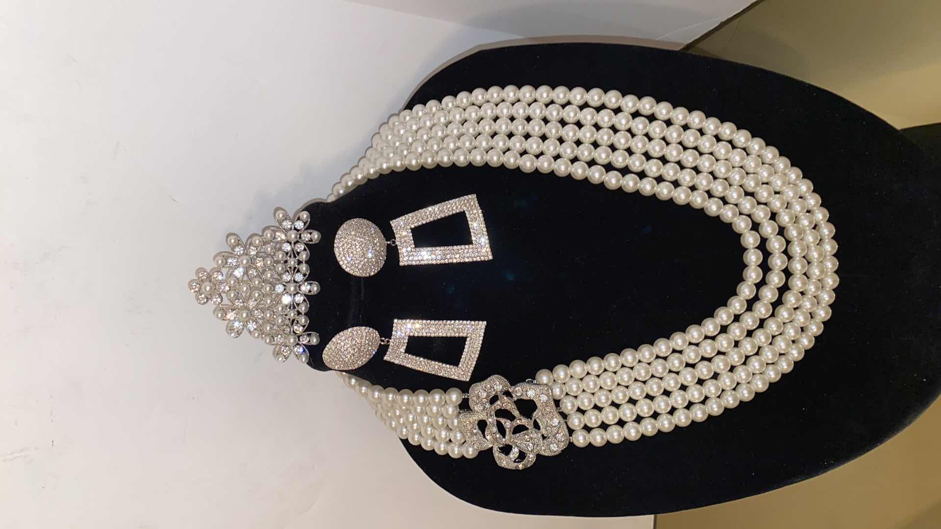 Photo 1 of COSTUME JEWELRY NECKLACE EARRINGS & HAIR COMB