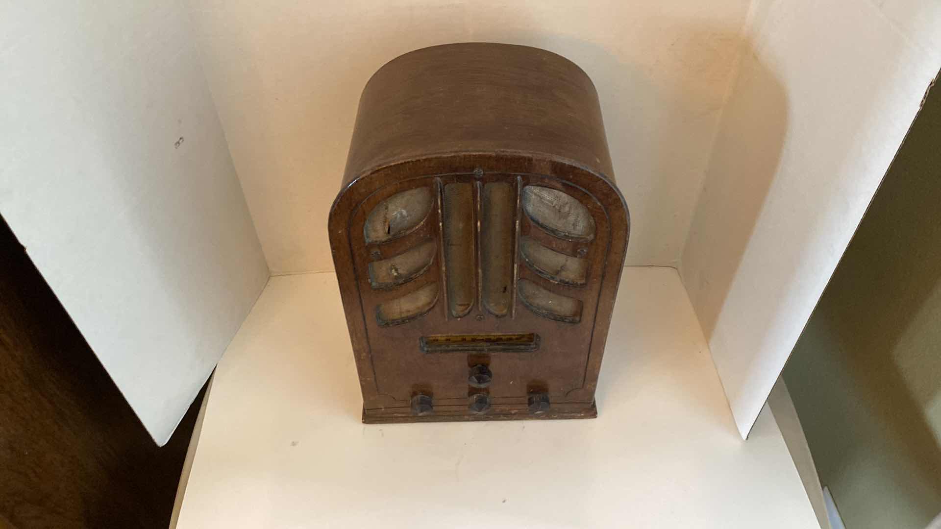 Photo 2 of 1936 ANTIQUE GE TOMBSTONE AM SHORTWAVE ART DECO RADIO 11” X 7.5” H 16.5”