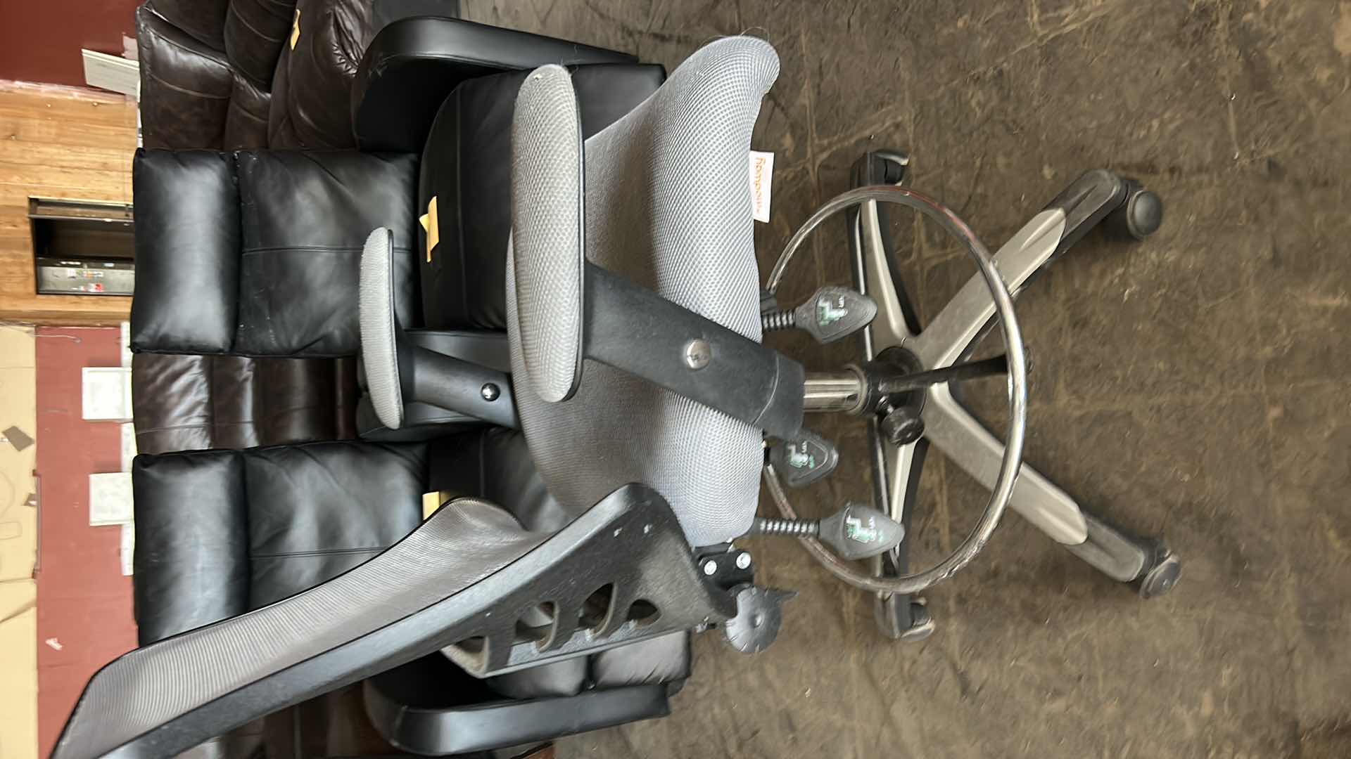 Photo 1 of DESK CHAIR