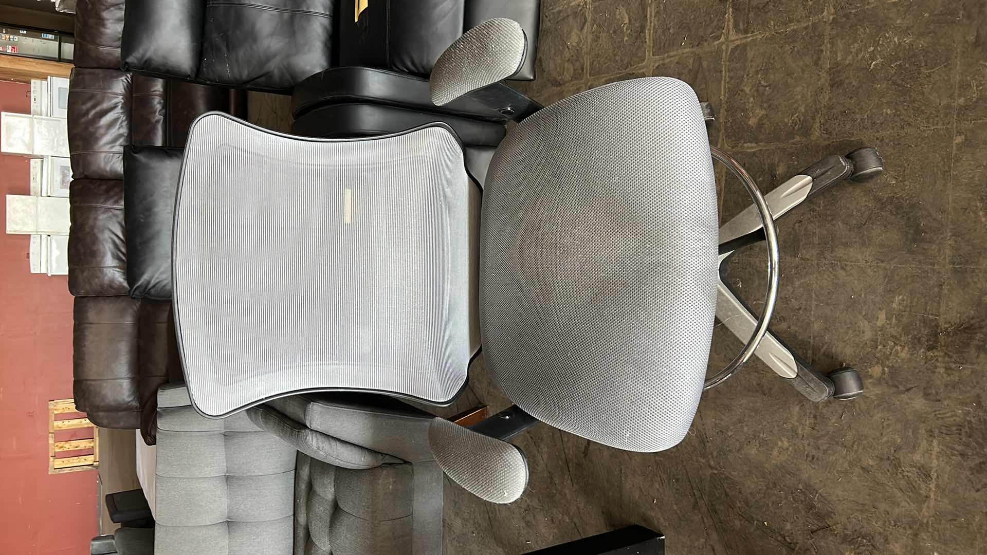 Photo 1 of DESK CHAIR