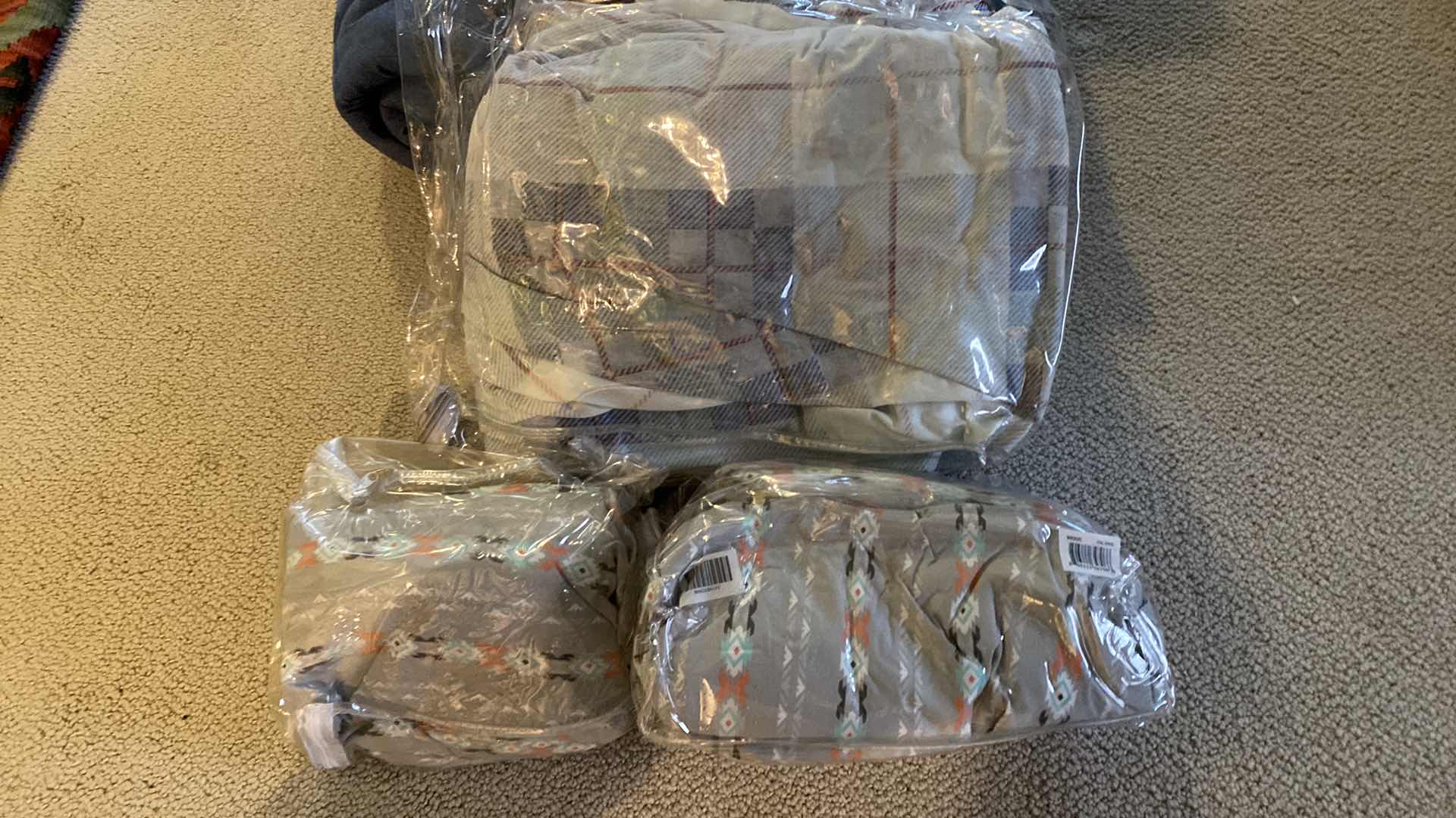 Photo 3 of KING SIZE BEDDING INCLUDES TOTE