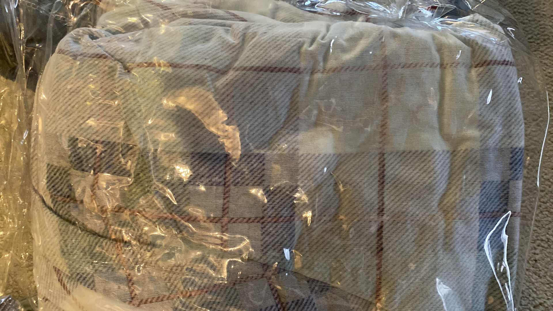 Photo 4 of KING SIZE BEDDING INCLUDES TOTE