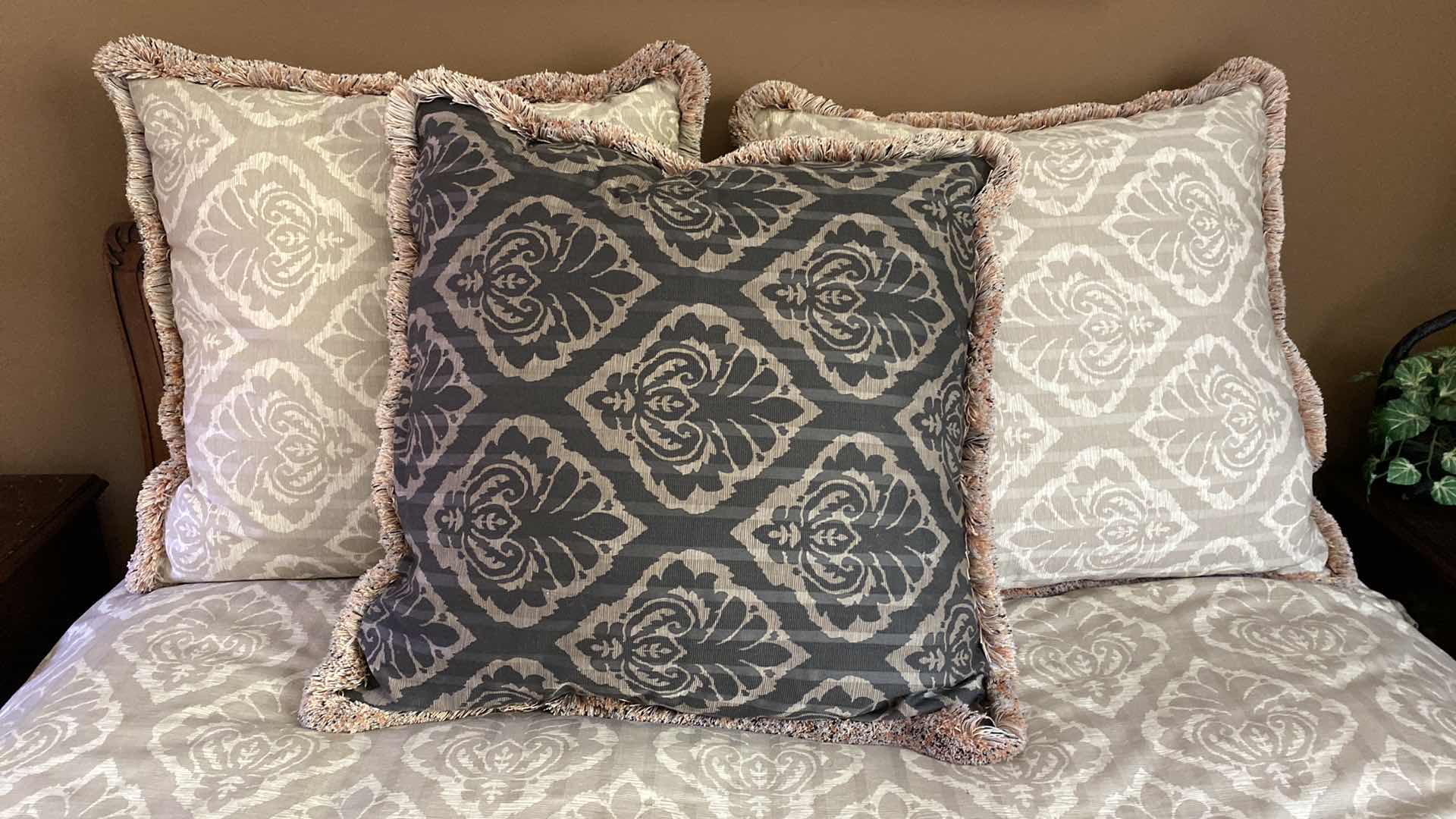 Photo 1 of LUXURY EDITIONS QUEEN BEDDING WITH DOWN INSERT DUVET AND PILLOWS