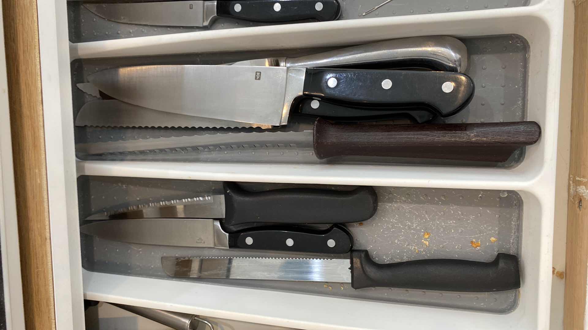 Photo 1 of CONTENTS OF KITCHEN DRAWER - KNIFES