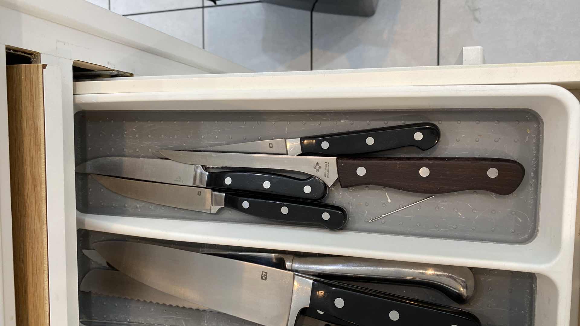 Photo 1 of CONTENTS OF KITCHEN DRAWER - KNIFES