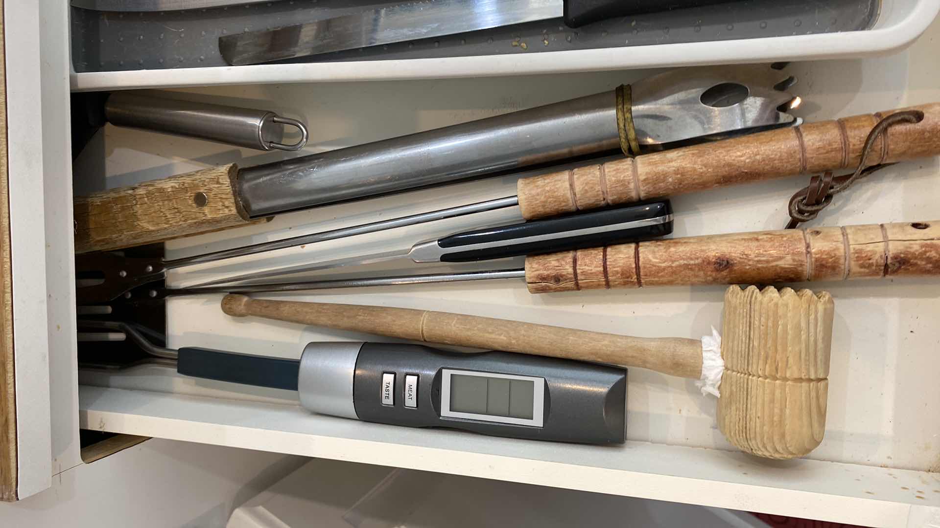 Photo 1 of CONTENTS OF KITCHEN DRAWER - KNIFES