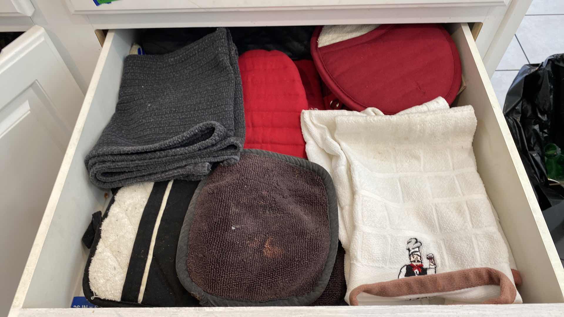 Photo 1 of CONTENTS OF KITCHEN 3 DRAWERS POTHOLDERS TOWELS & PLACEMATS