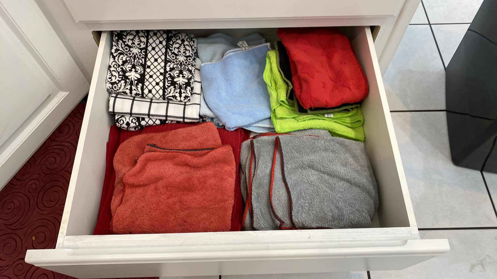 Photo 1 of CONTENTS OF KITCHEN 3 DRAWERS POTHOLDERS TOWELS & PLACEMATS