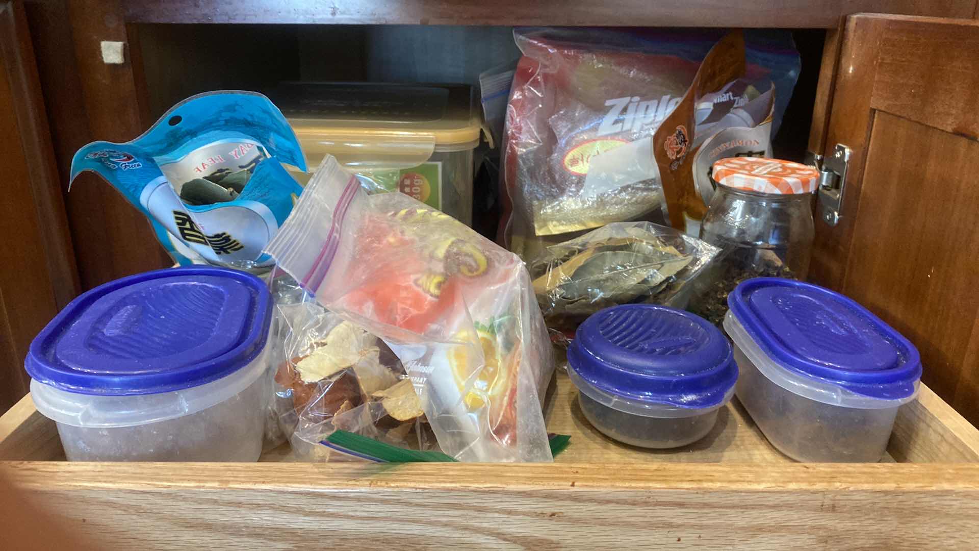 Photo 1 of CONTENTS OF KITCHEN CABINET - SUNDRIES