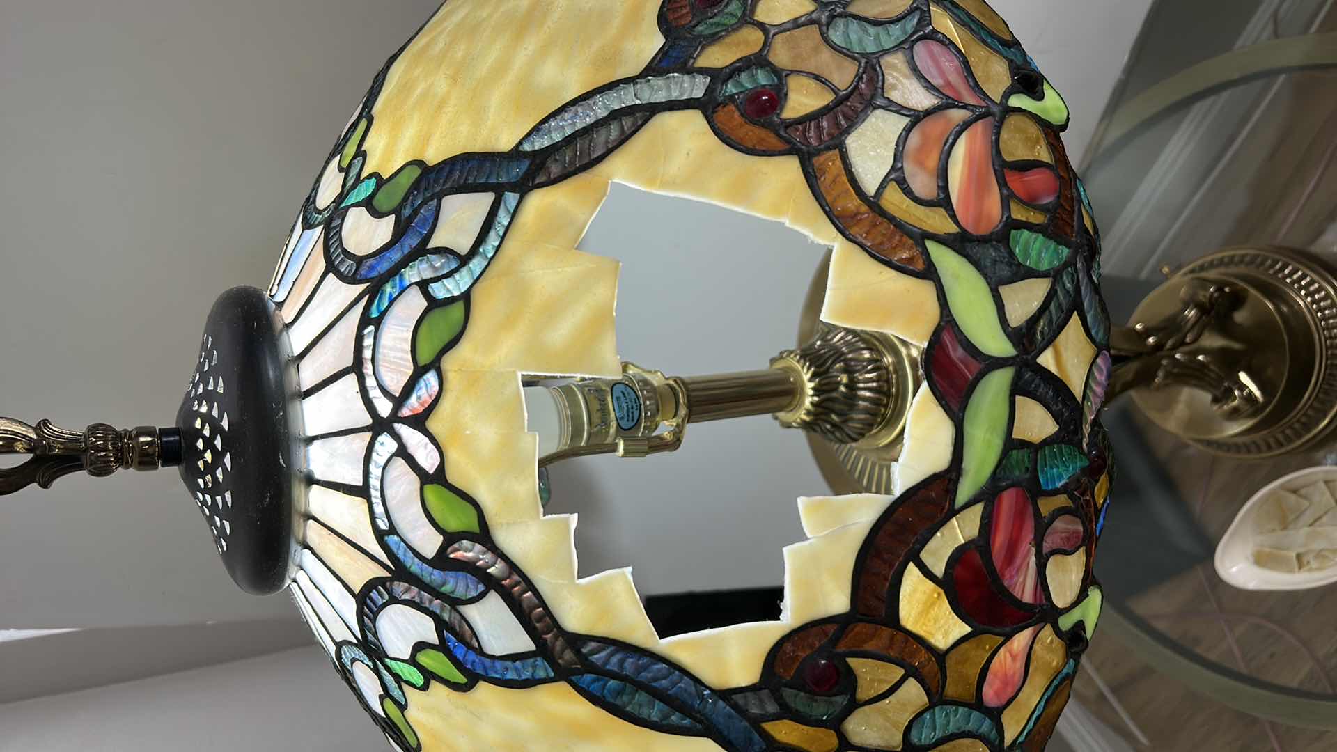 Photo 1 of TIFFANY STYLE VINTAGE LAMP 20” x 38