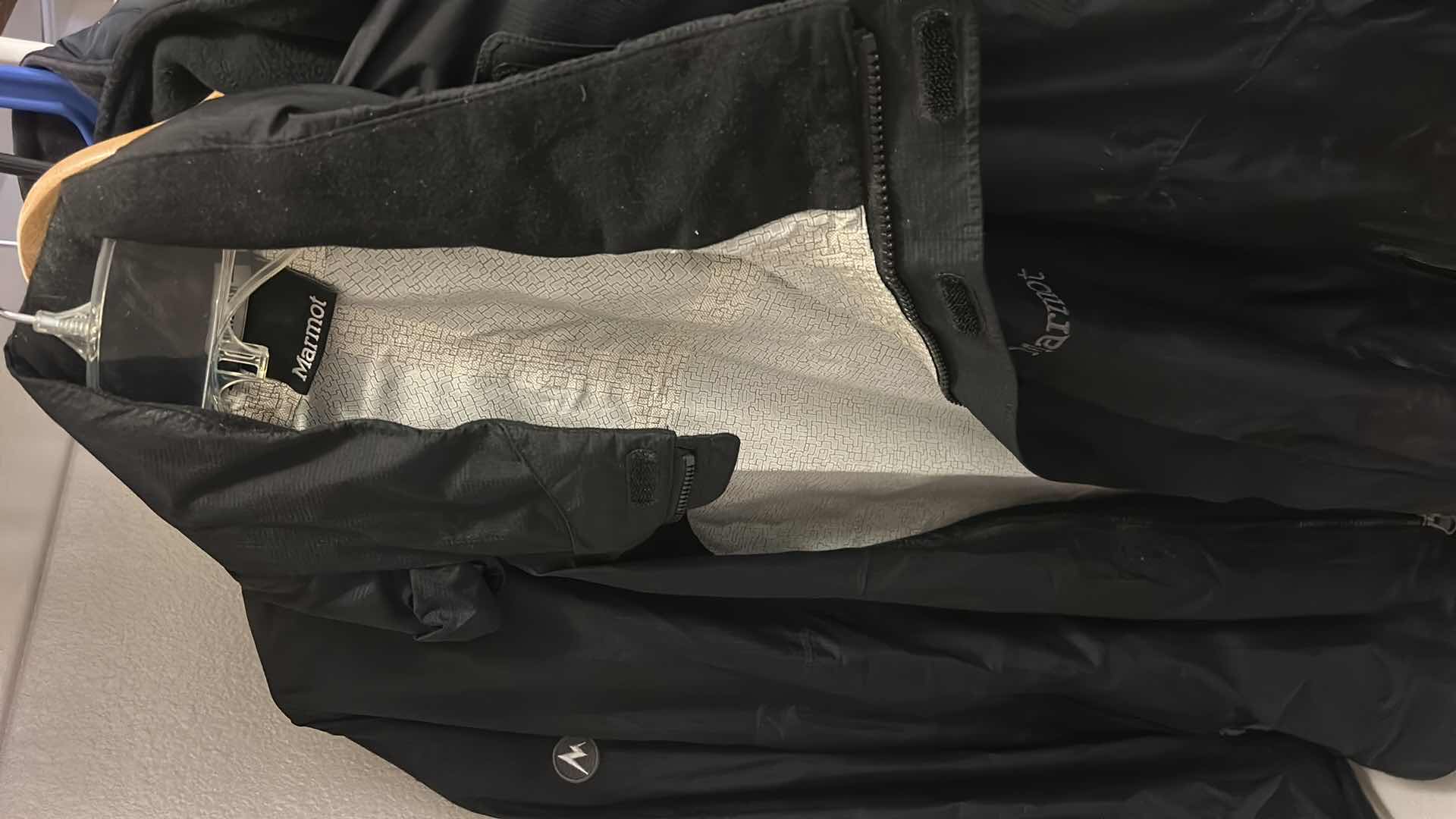 Photo 1 of MENS CLOTHING ASSORTMENT L / XXL