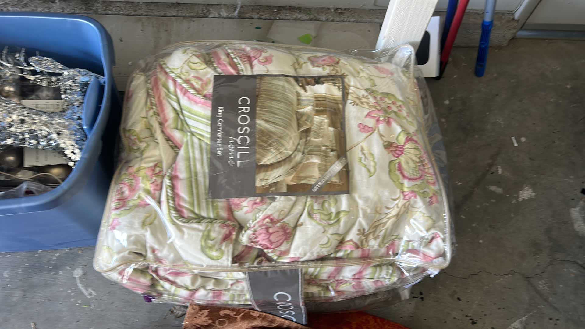 Photo 1 of GARAGE HOME LINENS - COMFORTER (UNKNOWN SIZE) AND MORE