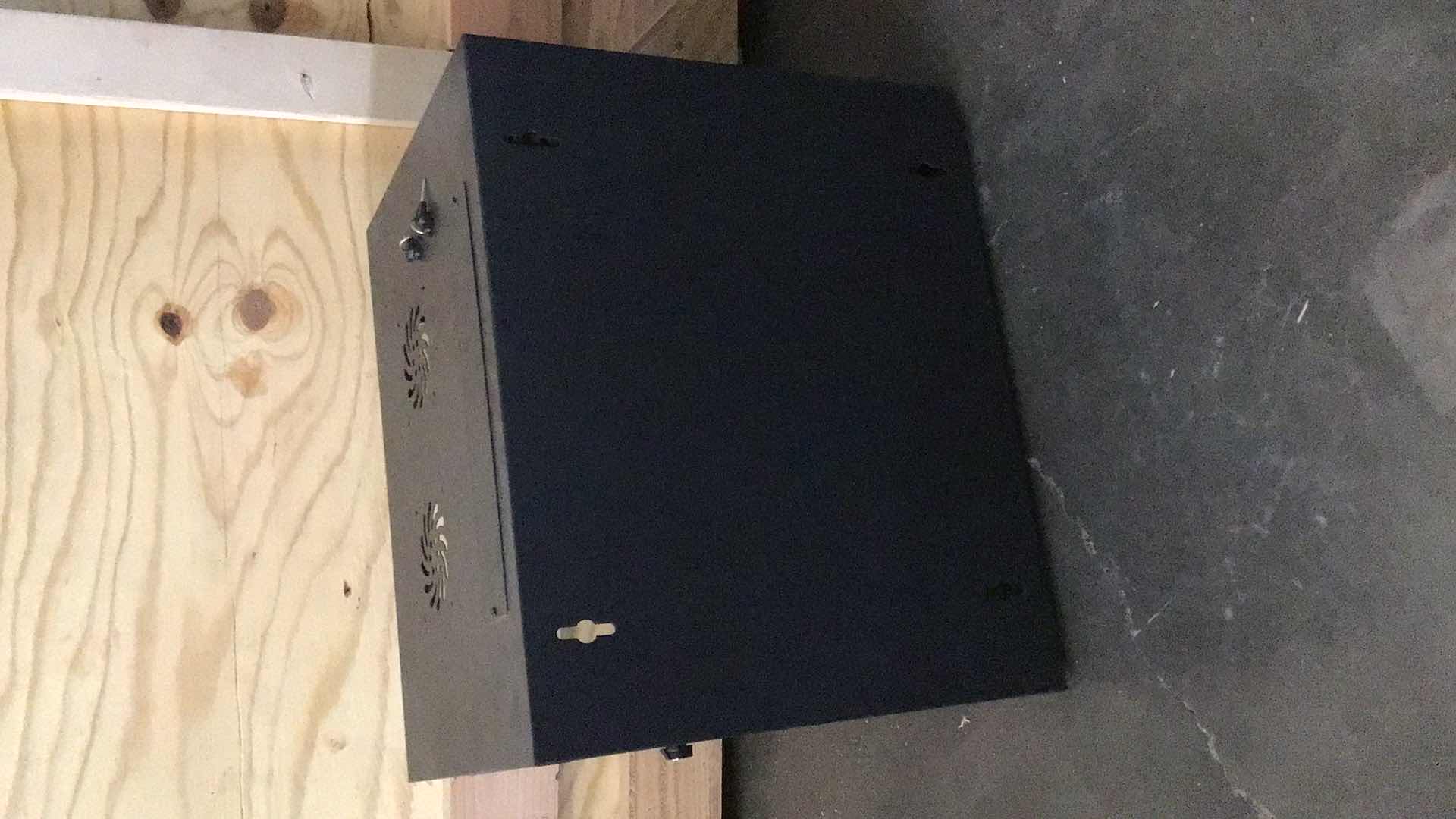 Photo 1 of V7 RACK WALL MOUNT CABINET 9U W GLASS DOOR RMWC9UG450