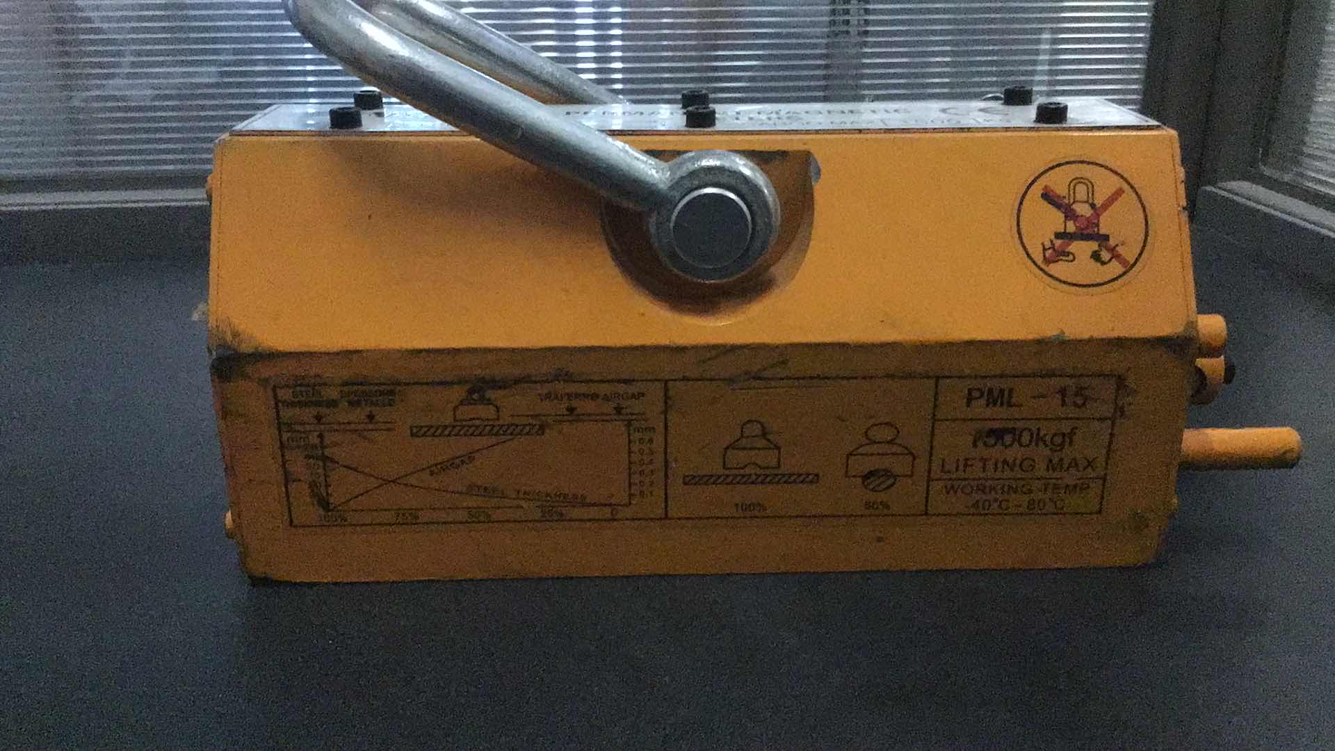 Photo 2 of VEVOR PERMANENT MAGNETIC LIFTER 1500KGS/3300LBS