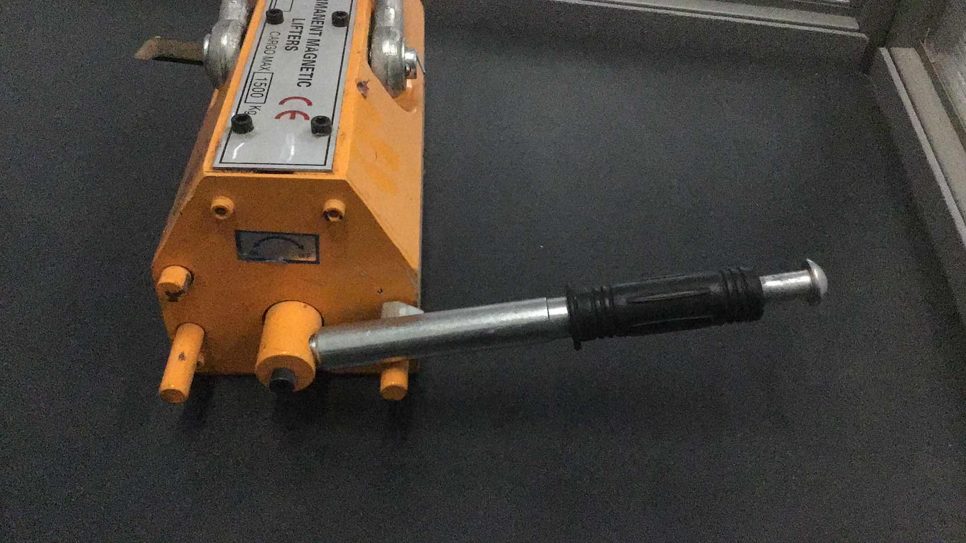 Photo 3 of VEVOR PERMANENT MAGNETIC LIFTER 1500KGS/3300LBS