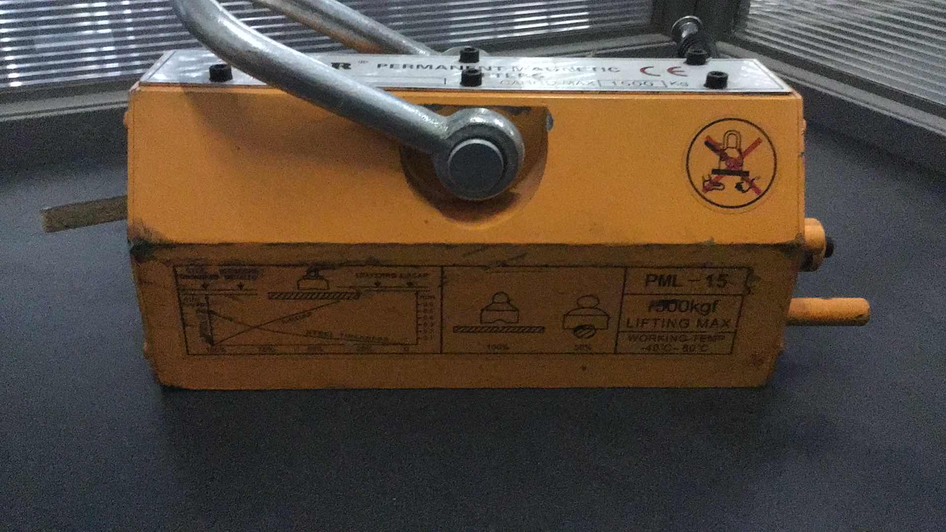 Photo 1 of VEVOR PERMANENT MAGNETIC LIFTER 1500KGS/3300LBS